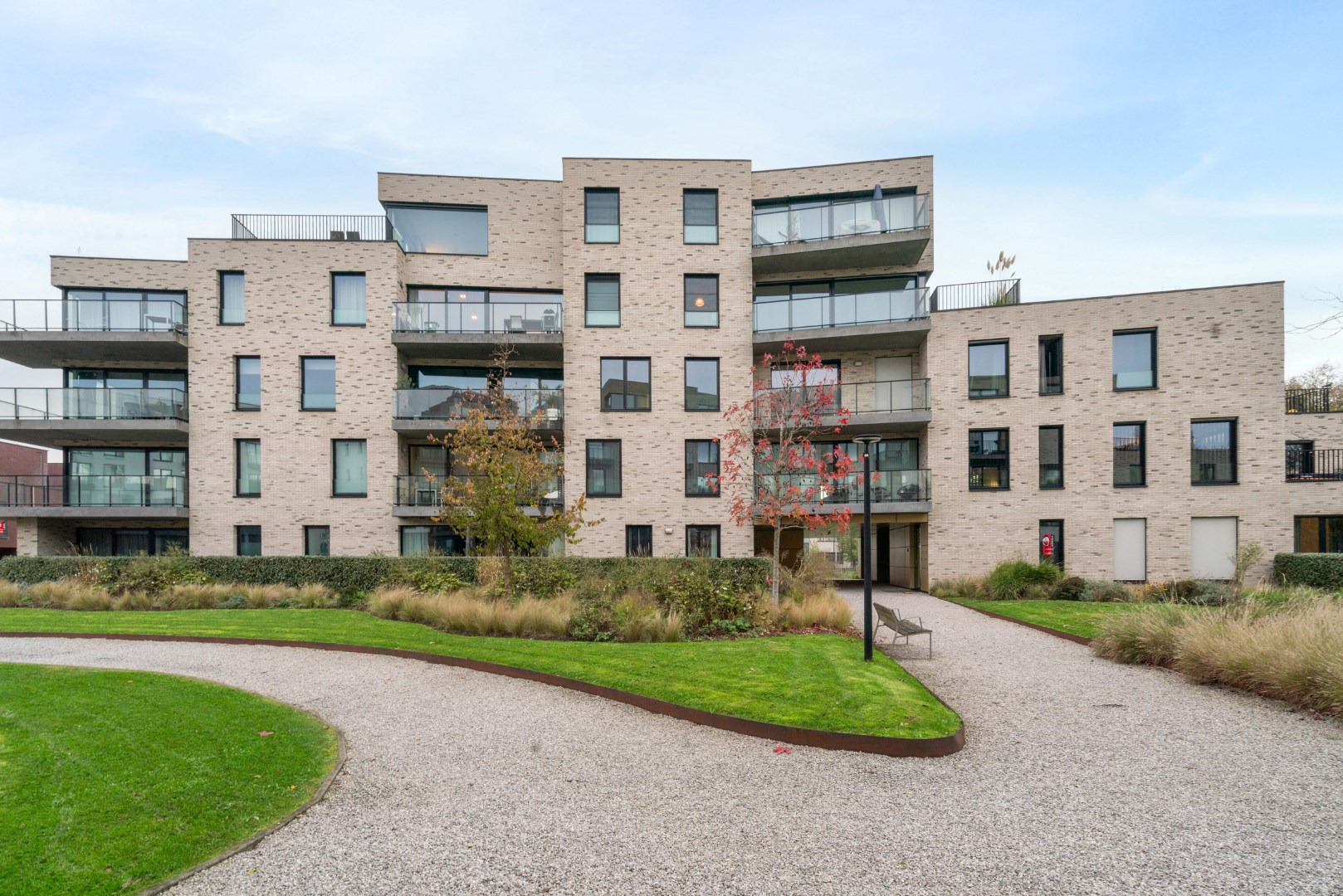 Ruim, modern 2 slaapkamer appartement met staanplaats 