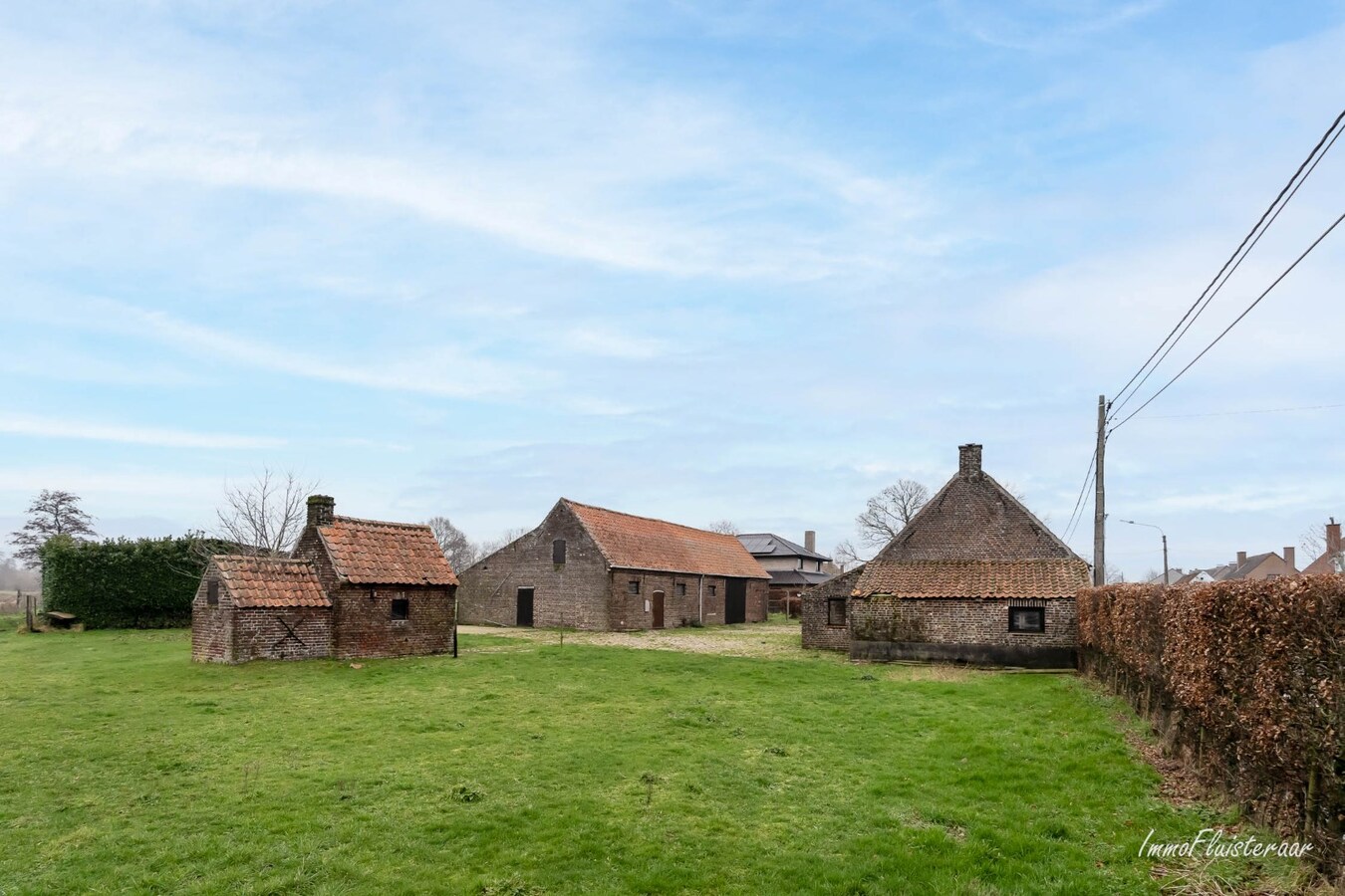 Hoeve met landelijk, weids zicht en naastliggende bouwgrond. 