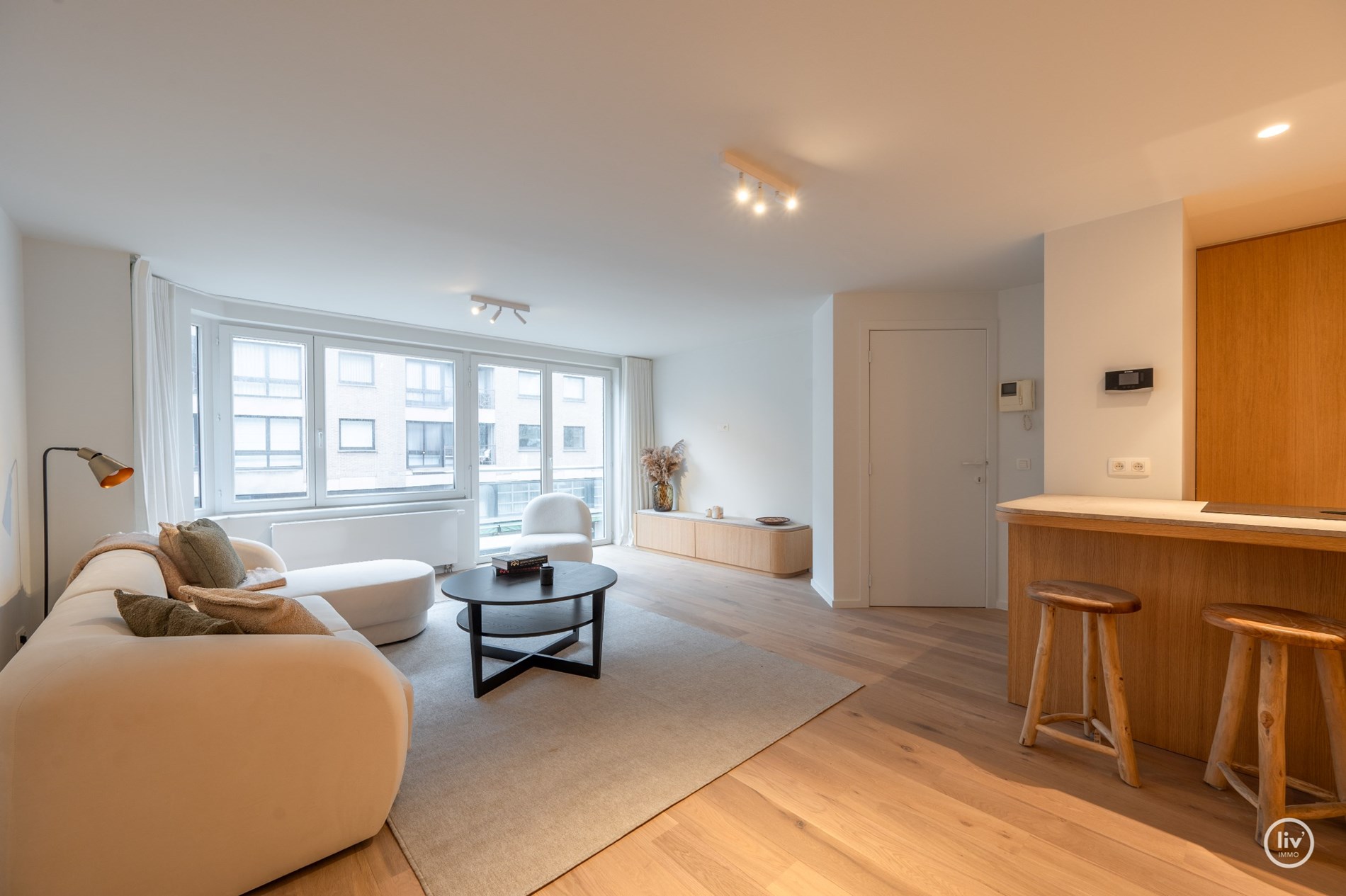 Prachtig en stijl gerenoveerd 3-slaapkamer appartement dat gelegen is naast de Lippenslaan, vlakbij de Zeedijk en alle commerci&#235;le voorzieningen in het centrum van Knokke. 