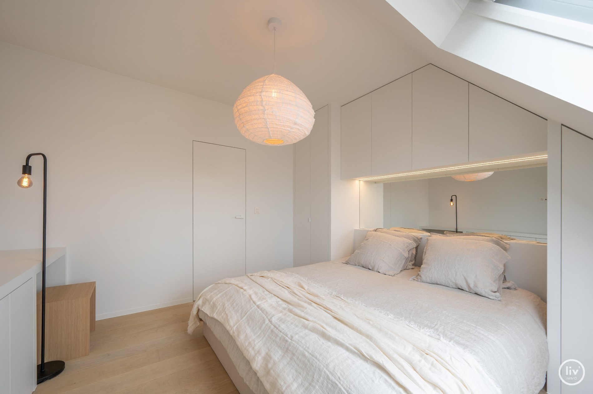 Prachtig gerenoveerd duplex appartement met ruim Westgericht terras gelegen op de Lippenslaan te Knokke. 