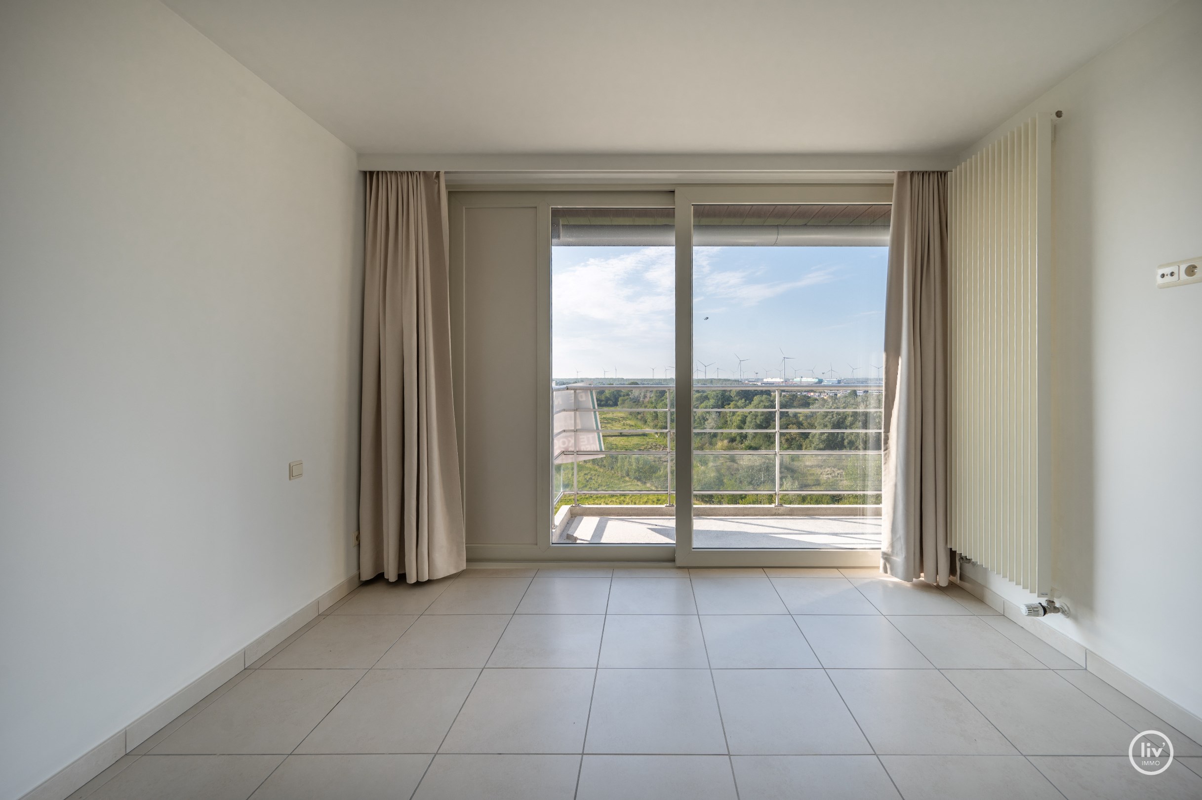 Grand appartement (7 m de largeur de fa&#231;ade) avec vue frontale sur la mer &#224; l&#39;avant et une magnifique vue d&#233;gag&#233;e &#224; l&#39;arri&#232;re, situ&#233; sur la digue &#224; Heist. 