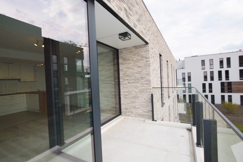 Modern energiezuinig appartement met 2 slpks, terras, autostaanplaats en kelderberging. 