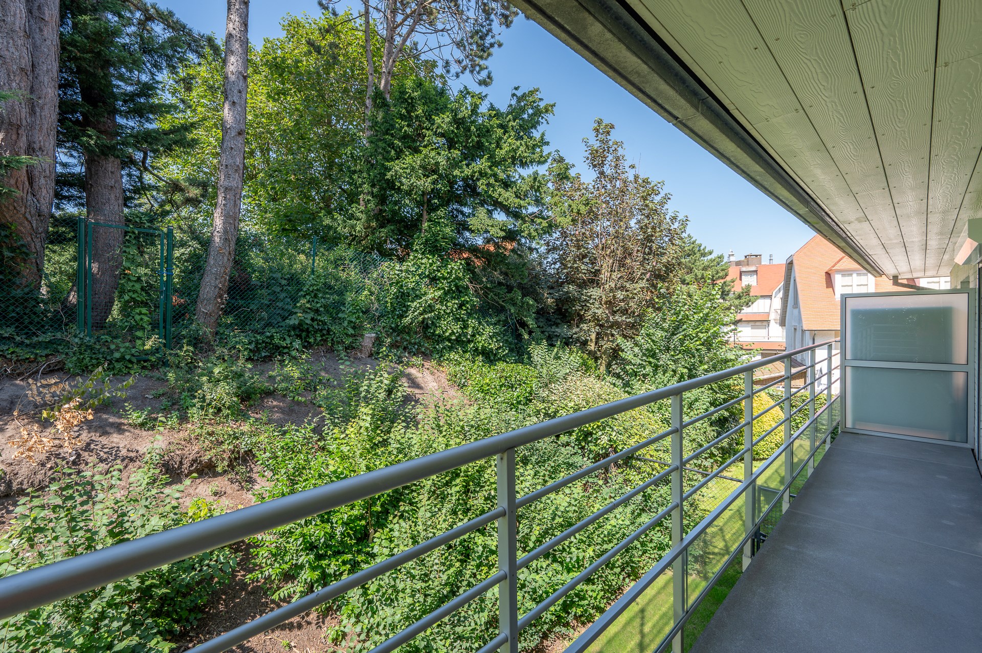 Magnifiek gerenoveerd hoekappartement gelegen op de eerste verdieping in het Cottagepad te Knokke-Het Zoute. 