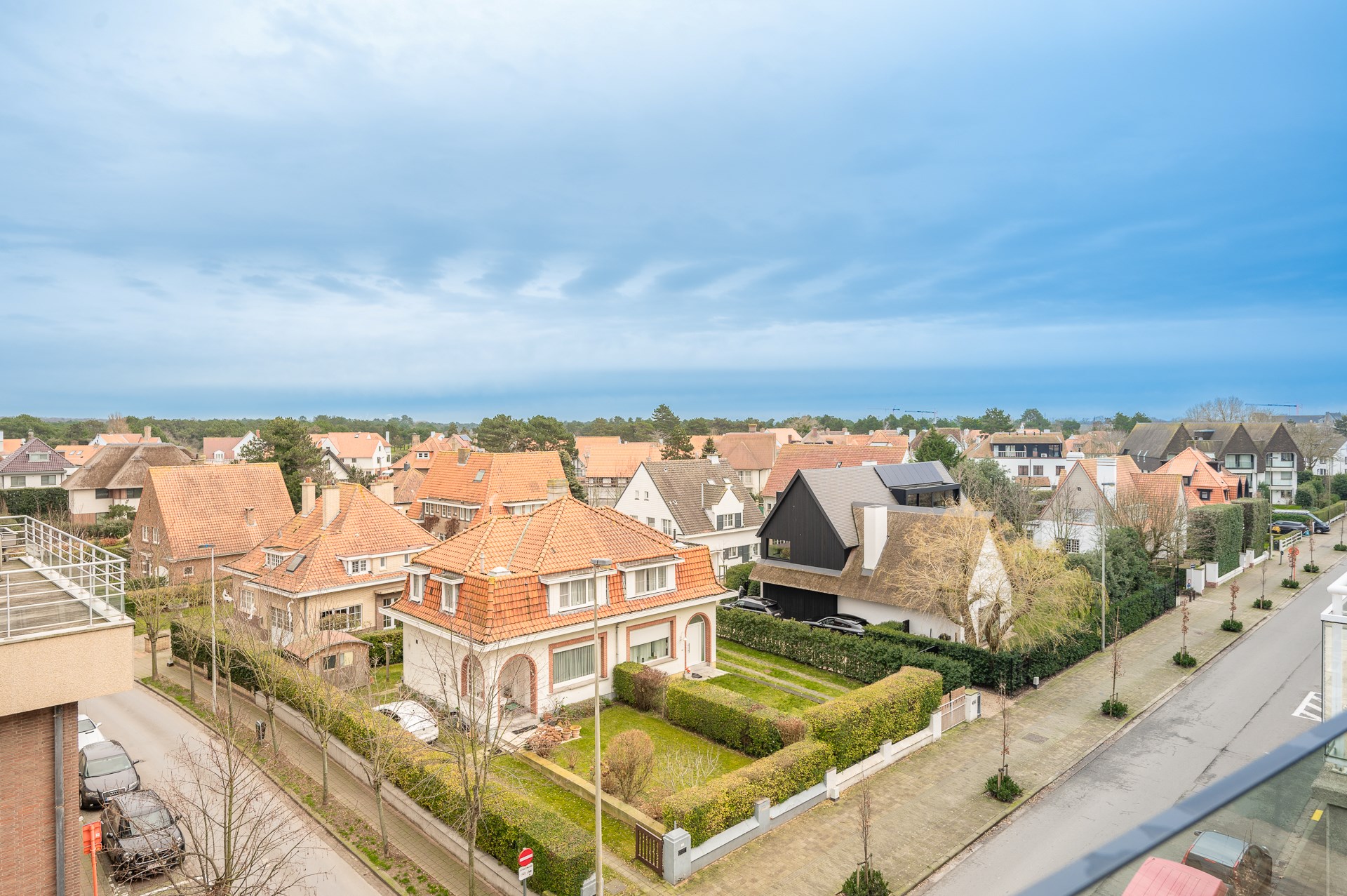 Prachtig gerenoveerd appartement gelegen in de Piers de raveschootlaan met een prachtig open zicht over de villas. Kleinschallig gebouw. 