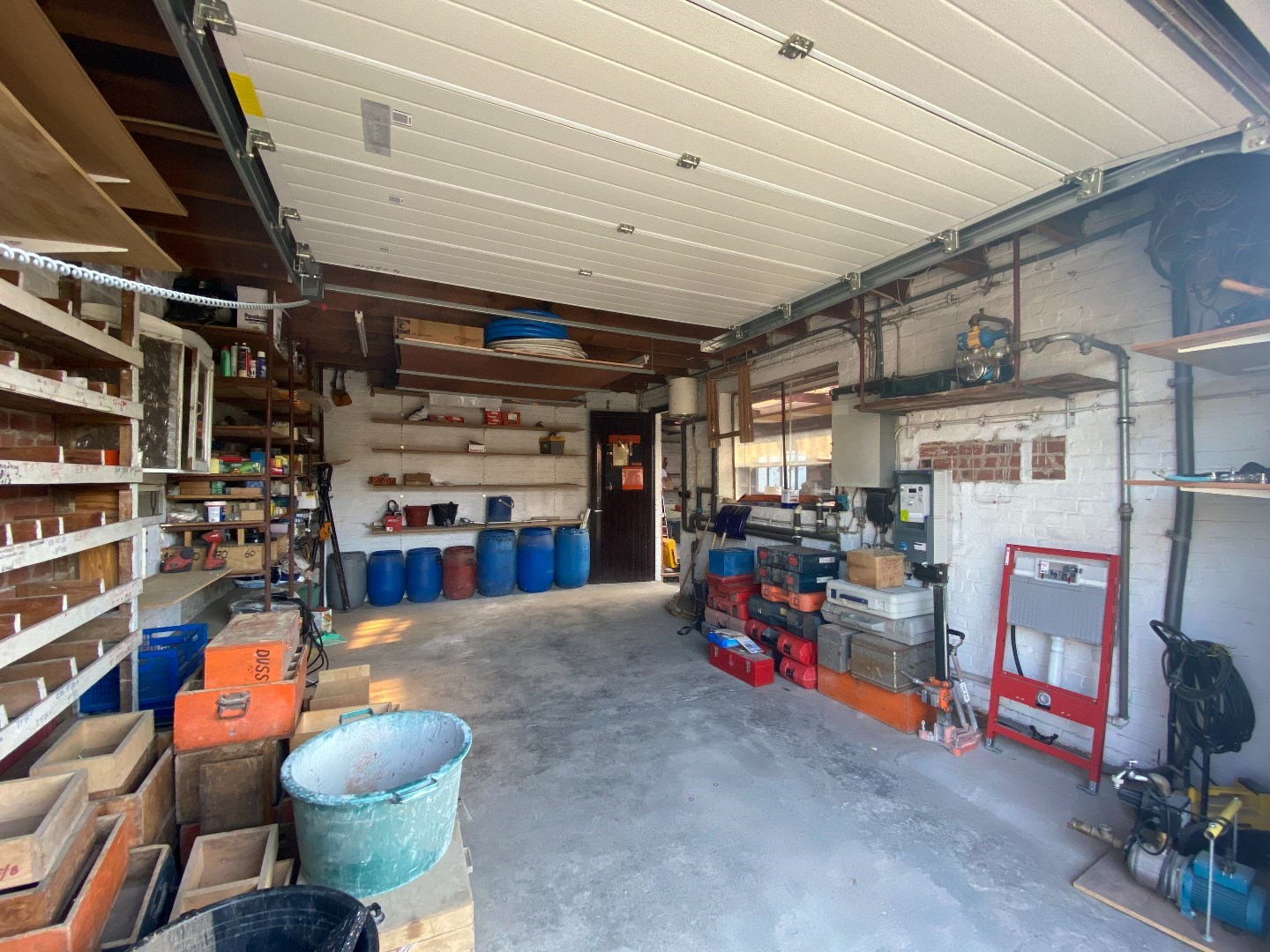 Multifunctionele te renoveren hoekwoning met magazijn en garage op 509 m&#178;! 