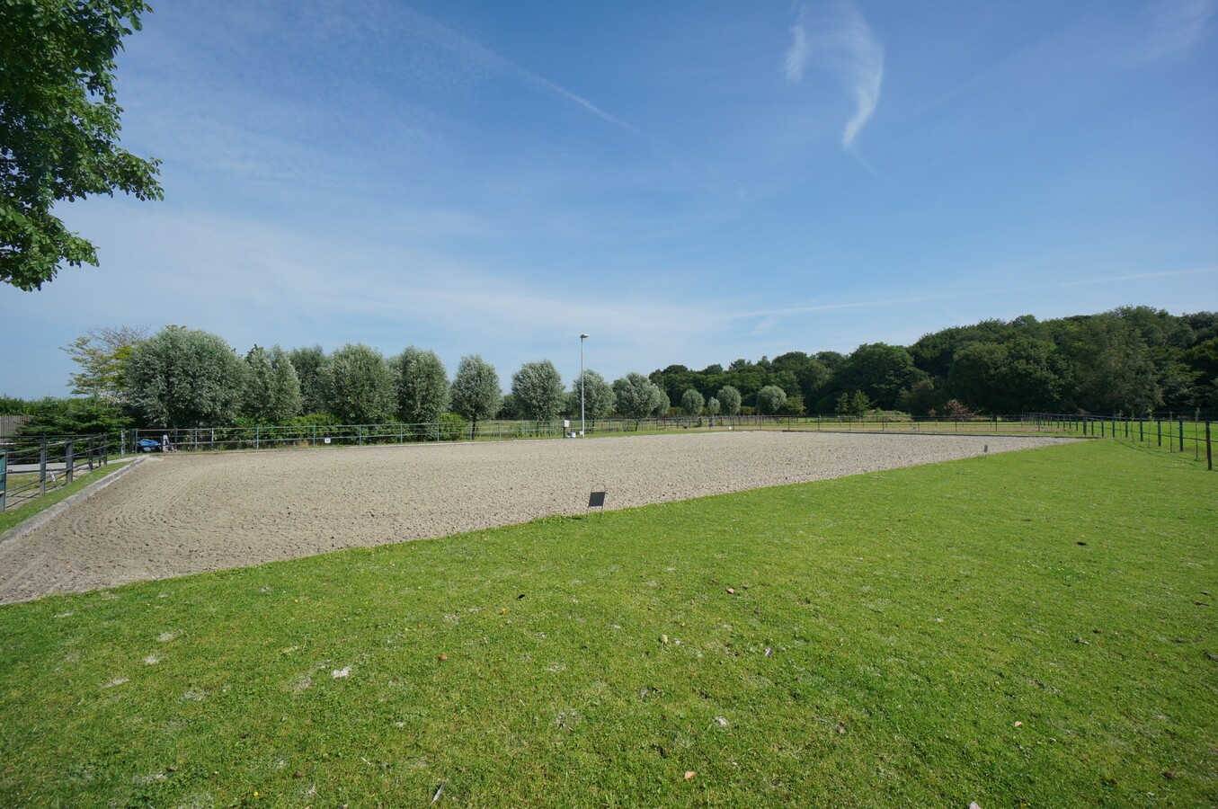 Verzorgde woning met stallen en piste op ca. 5374m&#178; te Wortel (Hoogstraten) 