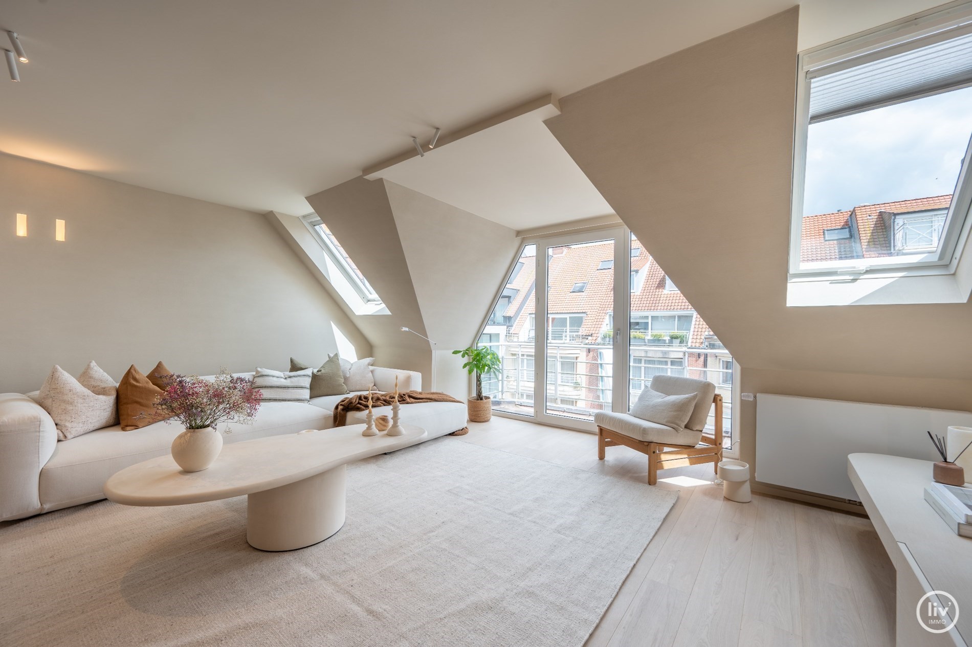 Appartement en duplex de 3 chambres r&#233;nov&#233; de mani&#232;re unique avec 2 grandes terrasses ensoleill&#233;es, situ&#233; &#224; distance de marche de la digue Albertstrand. 