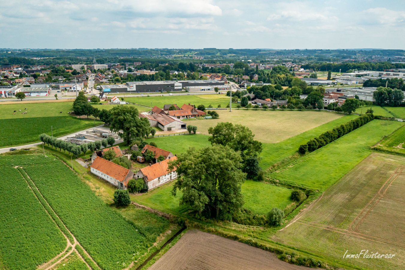 Historische gesloten vierkante hoeve op circa 2ha. 