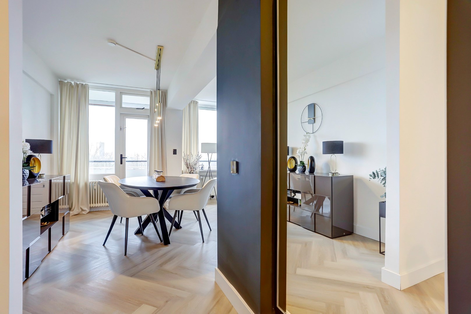 Dit Turn-key  4-kamer appartement op de 7e verdieping van bijna 100 m2  met een breed balkon op het zuidwesten is gelegen op eigen grond! 