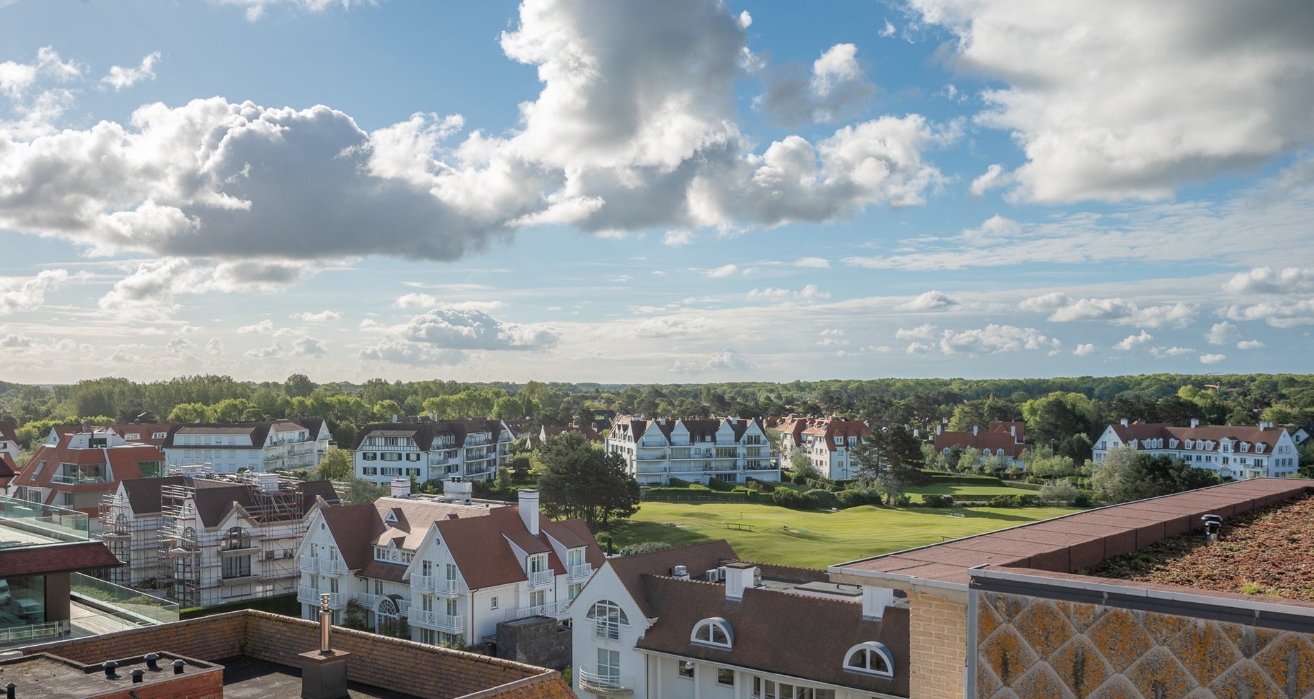 Nieuwbouw duplex appartement met prachtige zichten op de minigolf en zijdelings zeezicht gelegen vlakbij de Kustlaan te Knokke. 