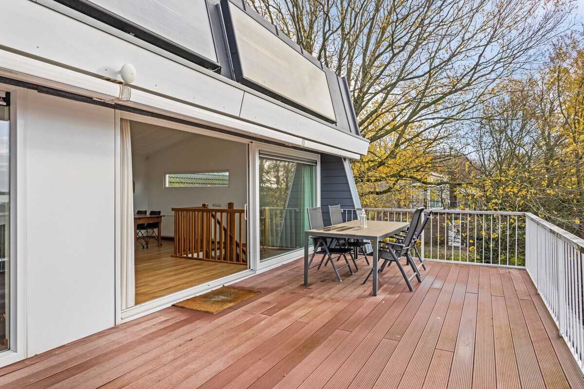 T.A. Makelaardij biedt aan:  Reigerlaan 10 te Kamperland; moderne architectonische vrijstaande villa met extra brede vrijstaande garage en royale private tuin rondom. 