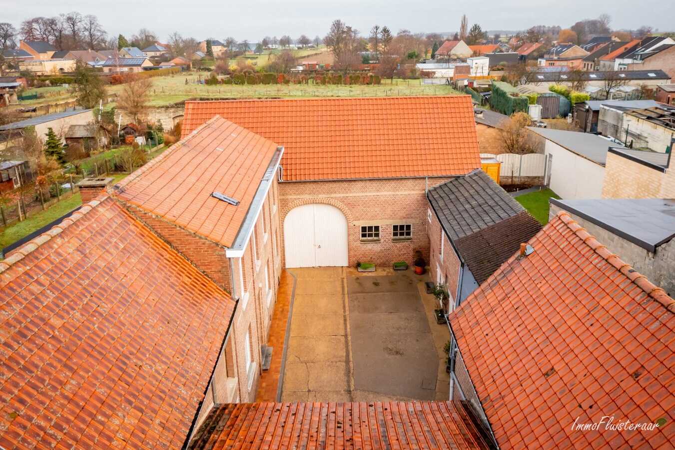 Unieke vierkantshoeve met stalgebouwen op 30a25 te Riemst 