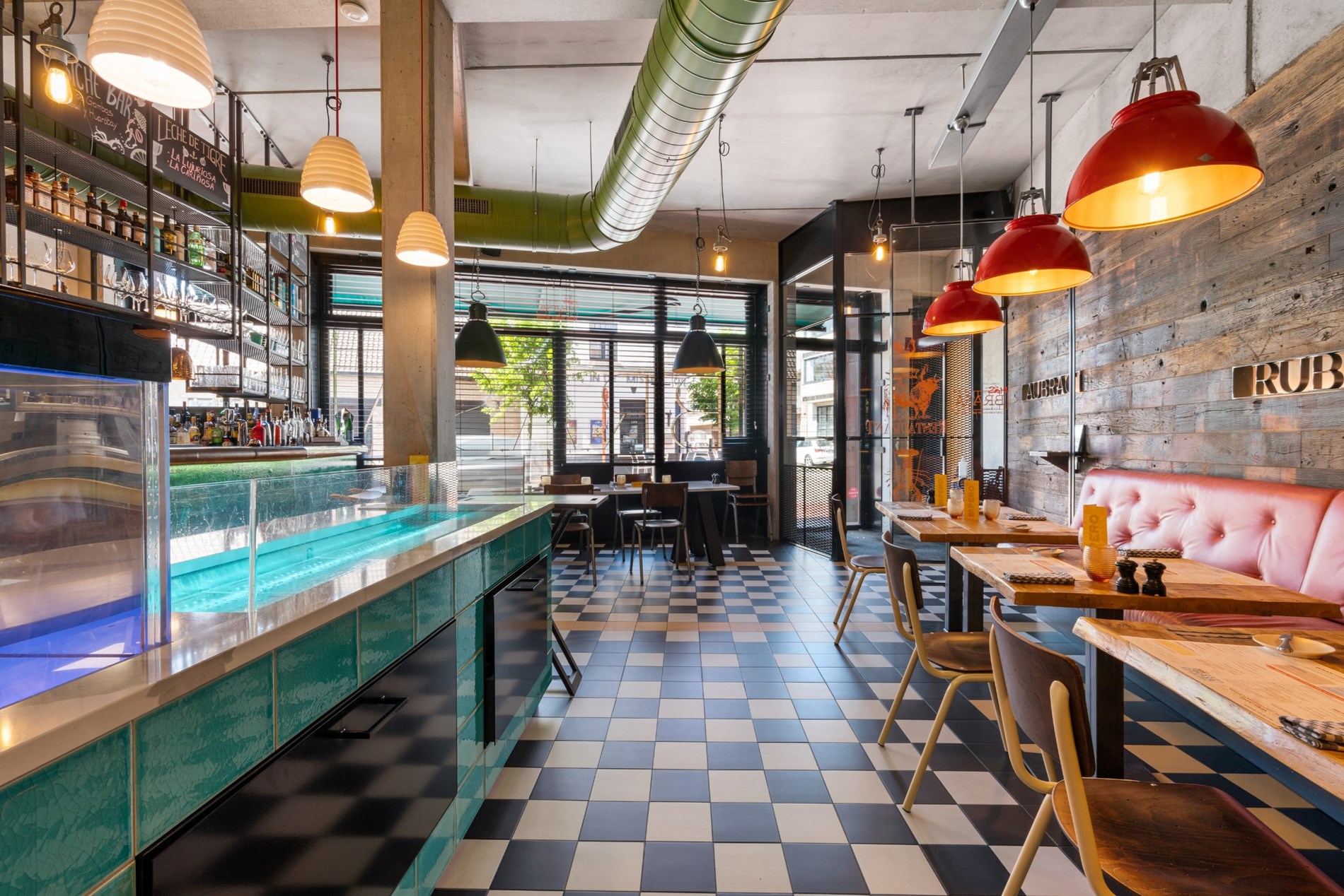 Handelspand te huur – Instapklaar restaurant (volledig uitgerust) in centrum Knokke. 