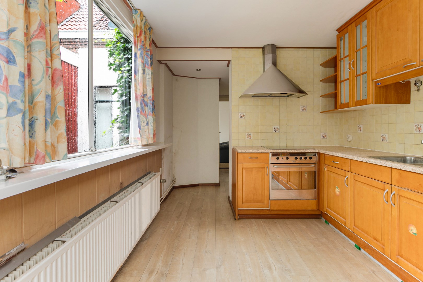 Handige starter of klusser opgelet! Karakteristieke 4-kamer woning met 2 ruime slaapkamers, ruime badkamer en diepe tuin op eigen grond gelegen! 