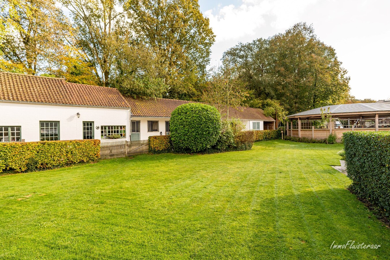 Unieke trainingsstal met prachtige villa op ca. 1 ha te Halle-Zoersel (Mogelijkheid tot aankoop extra weide) 