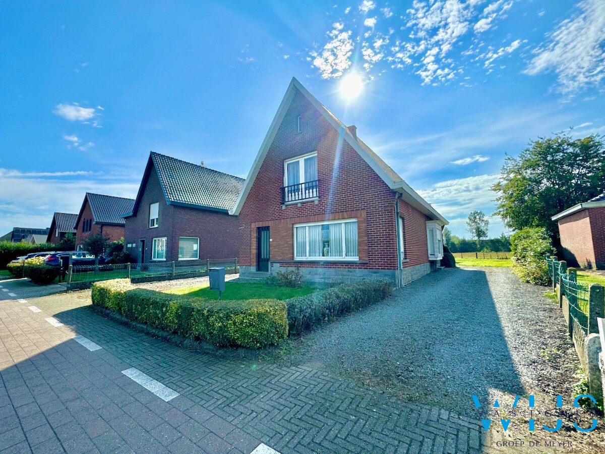 Woonhuis op een perceel van 3.848 m&#178; te Sleidinge ! 