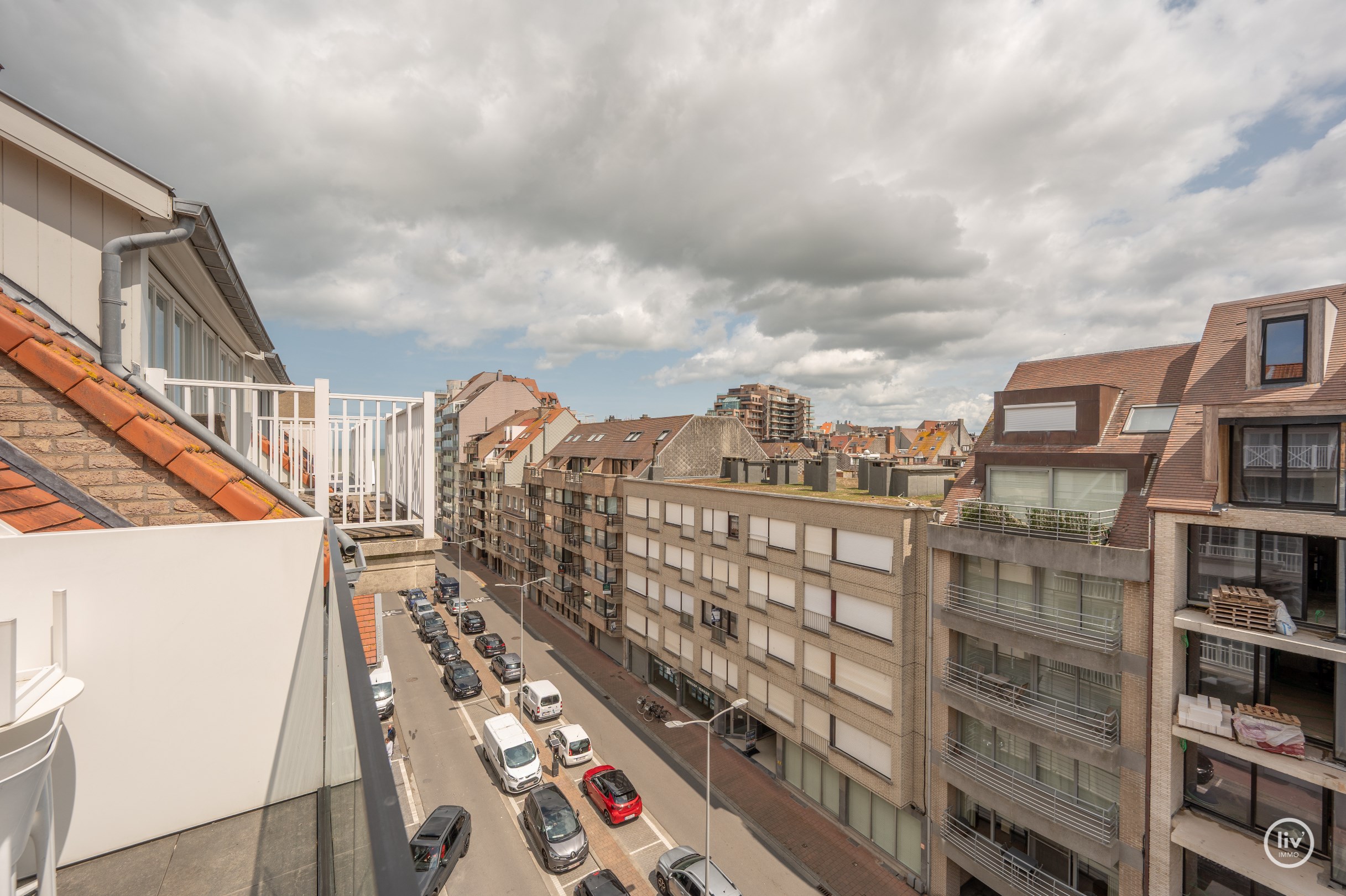 Buitengewone hoekduplex ( 274m&#178;) gelegen vlakbij Zeedijk en het Rubensplein. Ruime garage te koop op de gelijkvloerse verdieping in het gebouw. 