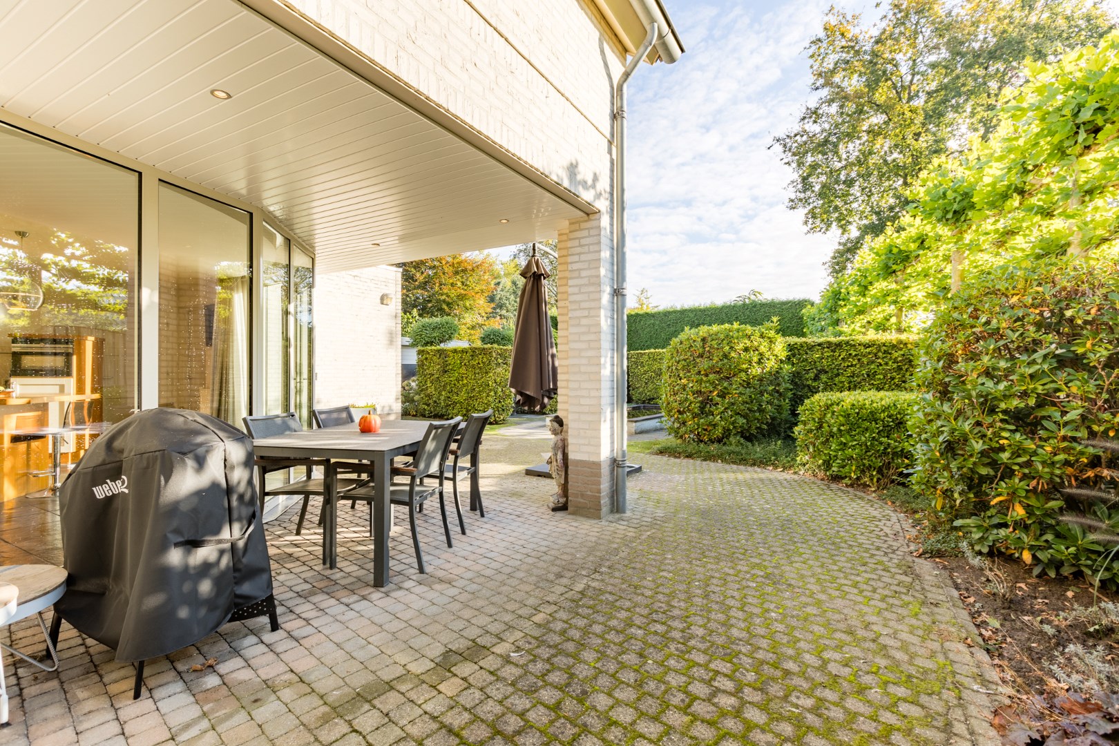 Speels ingedeelde vrijstaande woning met inpandige garage en privacy biedende tuin. 24 zonnepanelen aanwezig. Energielabel A. 