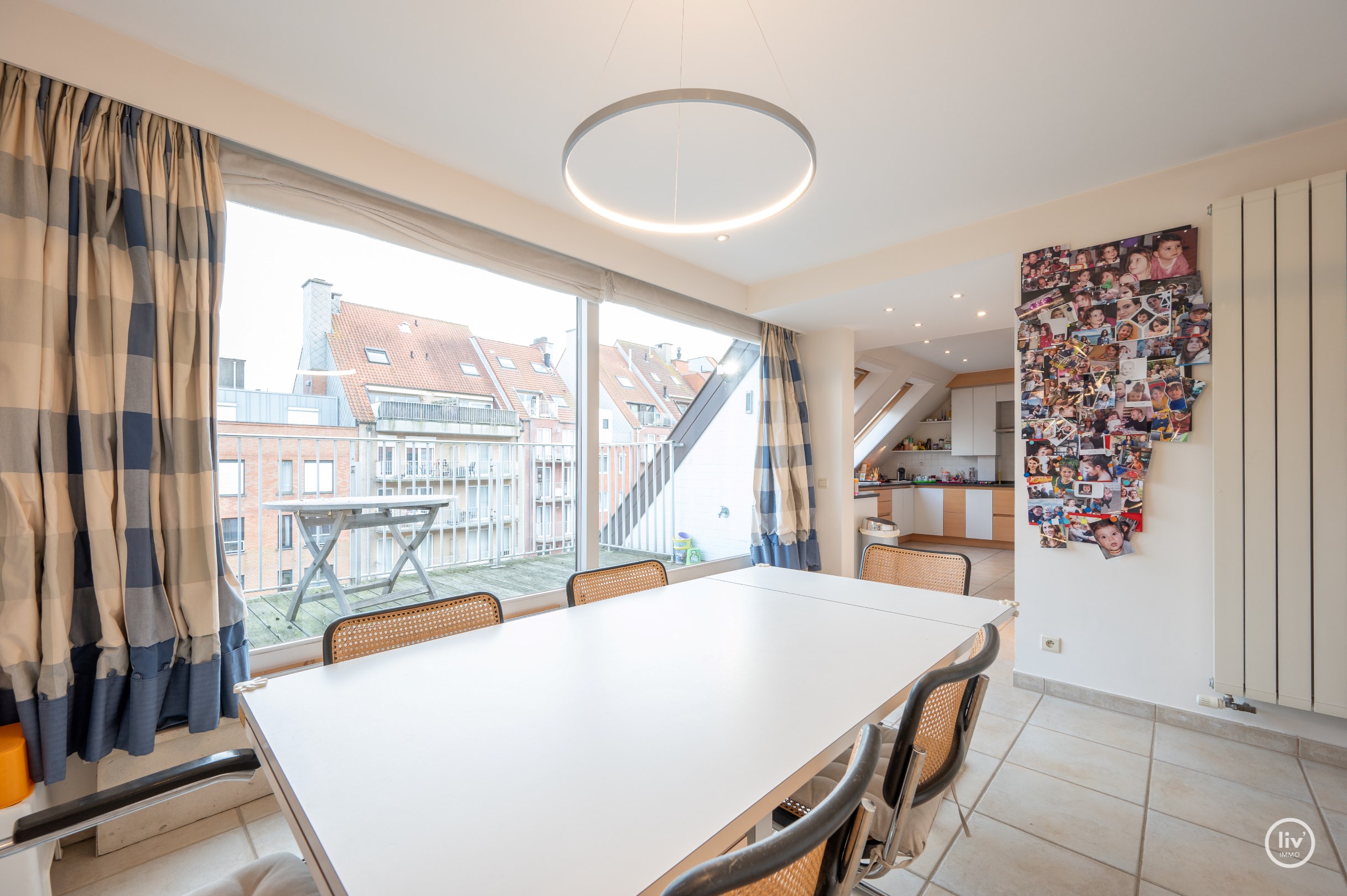 Appartement sous les toits spacieux et ensoleill&#233; (227 m2) avec environ 33m&#178; de terrasses situ&#233; au centre de Knokke, &#224; distance de marche de la digue et de la place Rubens. 