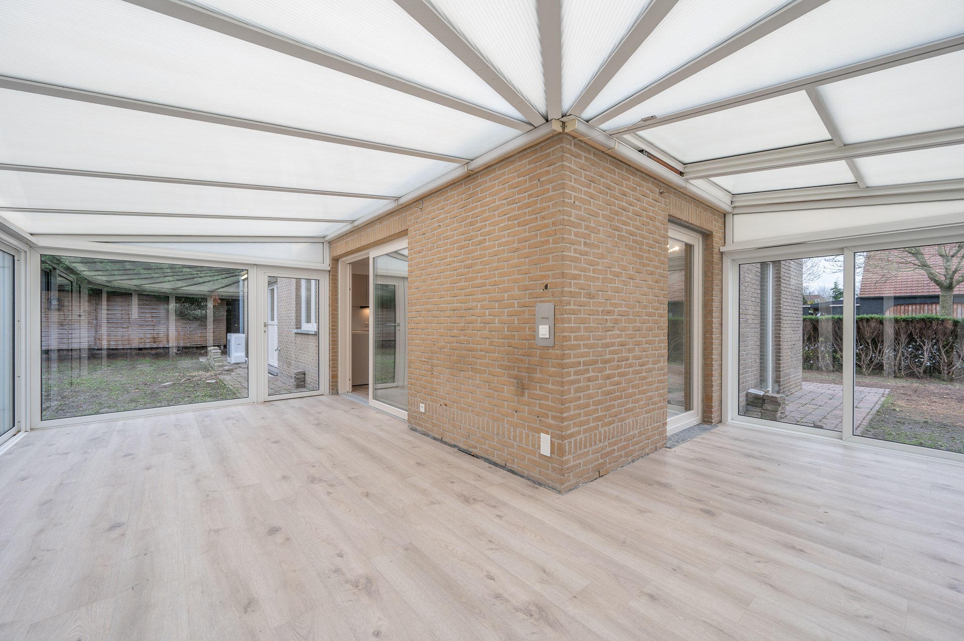 Maison individuelle spacieuse avec deux chambres, une salle de bains et un double garage int&#233;gr&#233; situ&#233;e dans la rue de l&#39;Aster &#224; Knokke. 