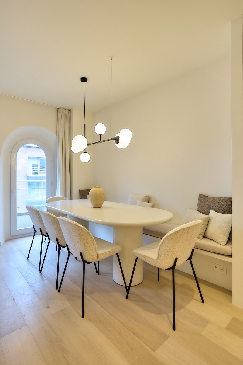 Volledig gerenoveerd appartement met 4 slaapkamers centraal gelegen in centrum van Knokke nabij de Dumortierlaan met zijdelings zeezicht. 