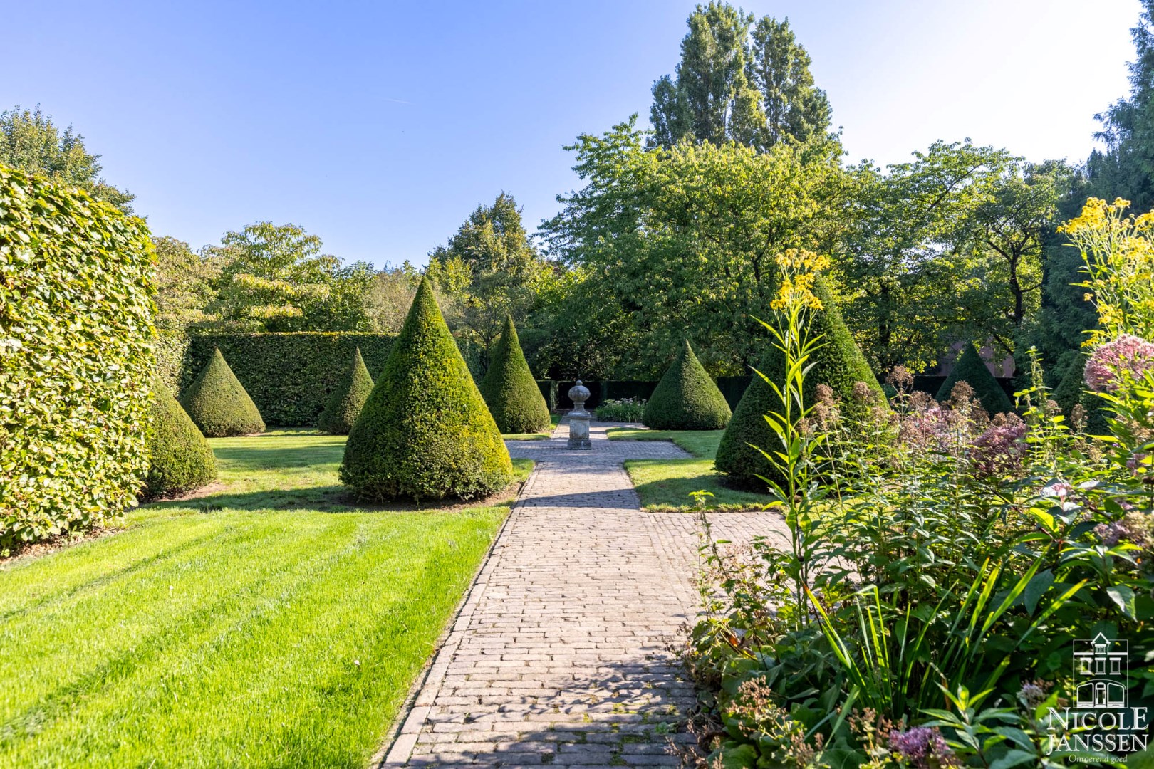 Prachtige vierkantshoeve omringd door weilanden en prachtige tuin 