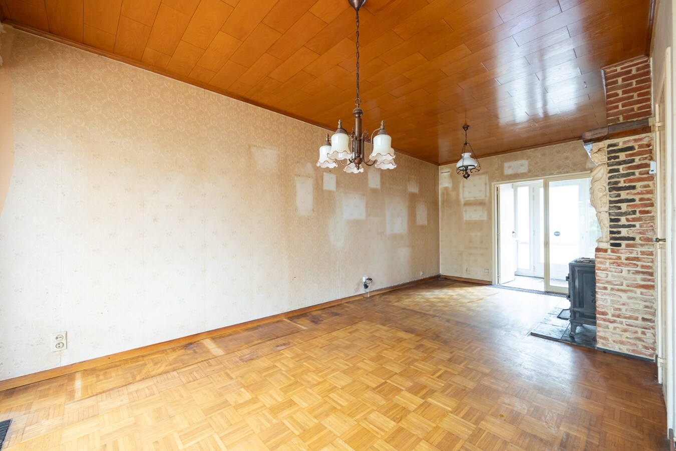 Te renoveren woning met tuin in een rustige wijk te Schoten! 