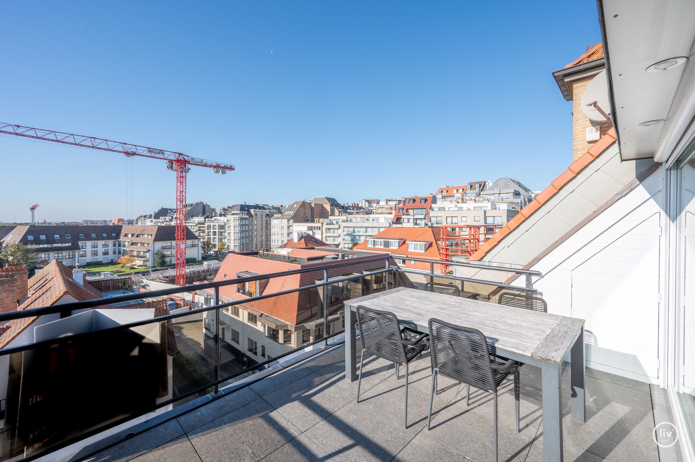 Magnifique appartement en duplex r&#233;nov&#233; avec de magnifiques vues d&#233;gag&#233;es et des terrasses &#224; proximit&#233; de la place Rubens et de la digue &#224; Knokke. 