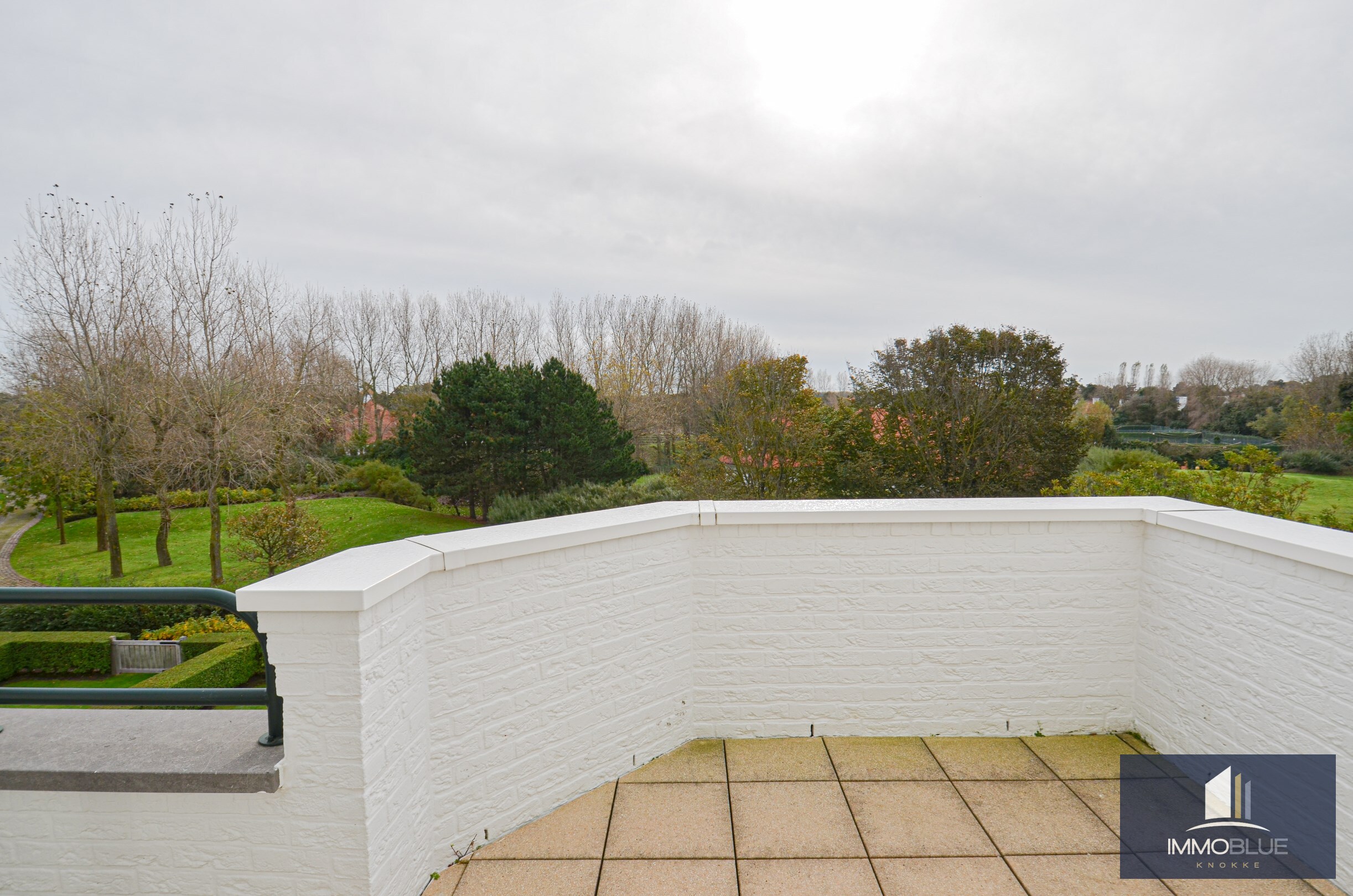 Subliem hoekappartement met ruime terrassen gelegen in het prestigieuze domein Tennis Garden. 