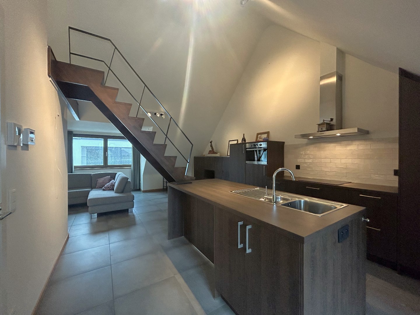Bemeubeld dakappartement met 1-2 slpk. en uitzonderlijk terras in Geel-centrum 
