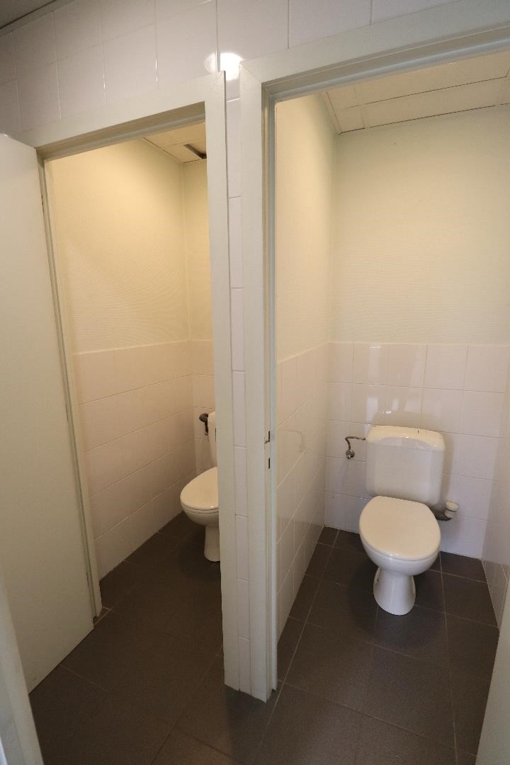 Ruim handelspand (+/- 400m&#178;) te huur gelegen op TOPLOCATIE in Geel! 