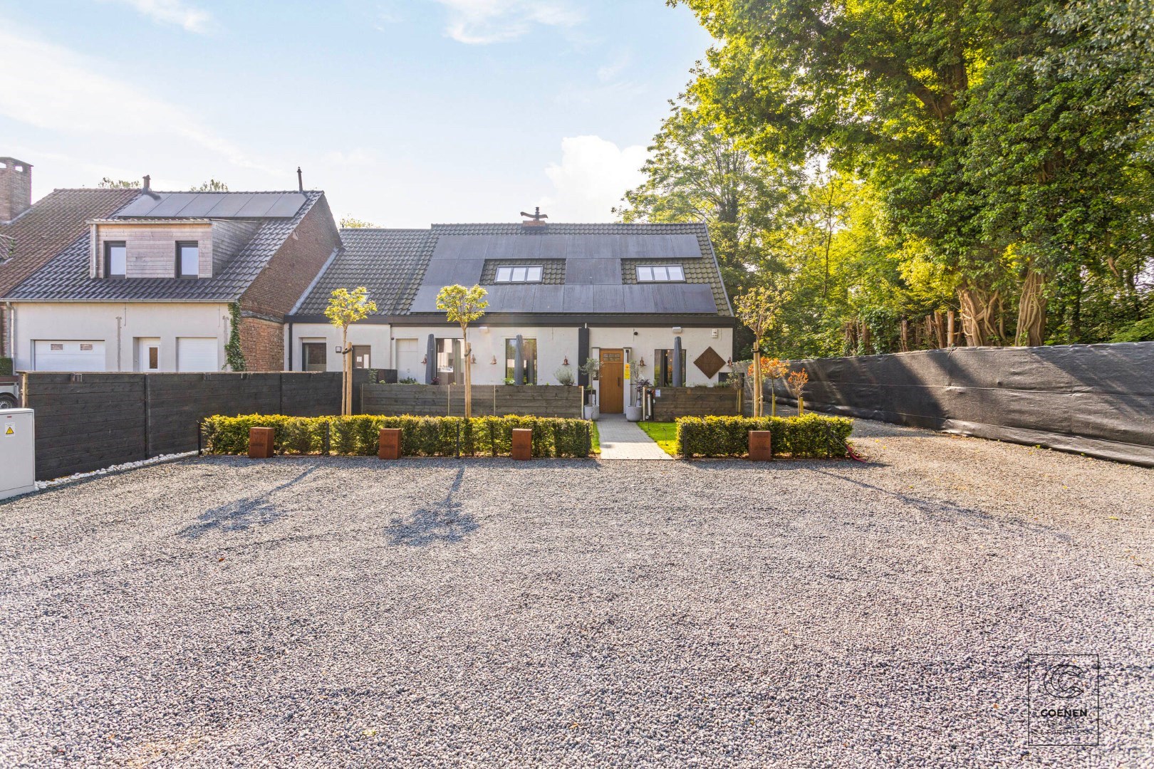 Prachtig gerenoveerd handelspand met bovenliggende woonst op een schitterende locatie te &#39;s Gravenwezel 