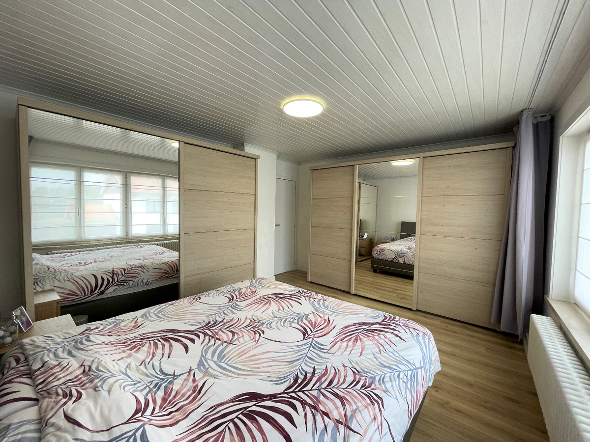 Ruime half-open bebouwing met 3 slaapkamers in een rustige woonwijk te Torhout 