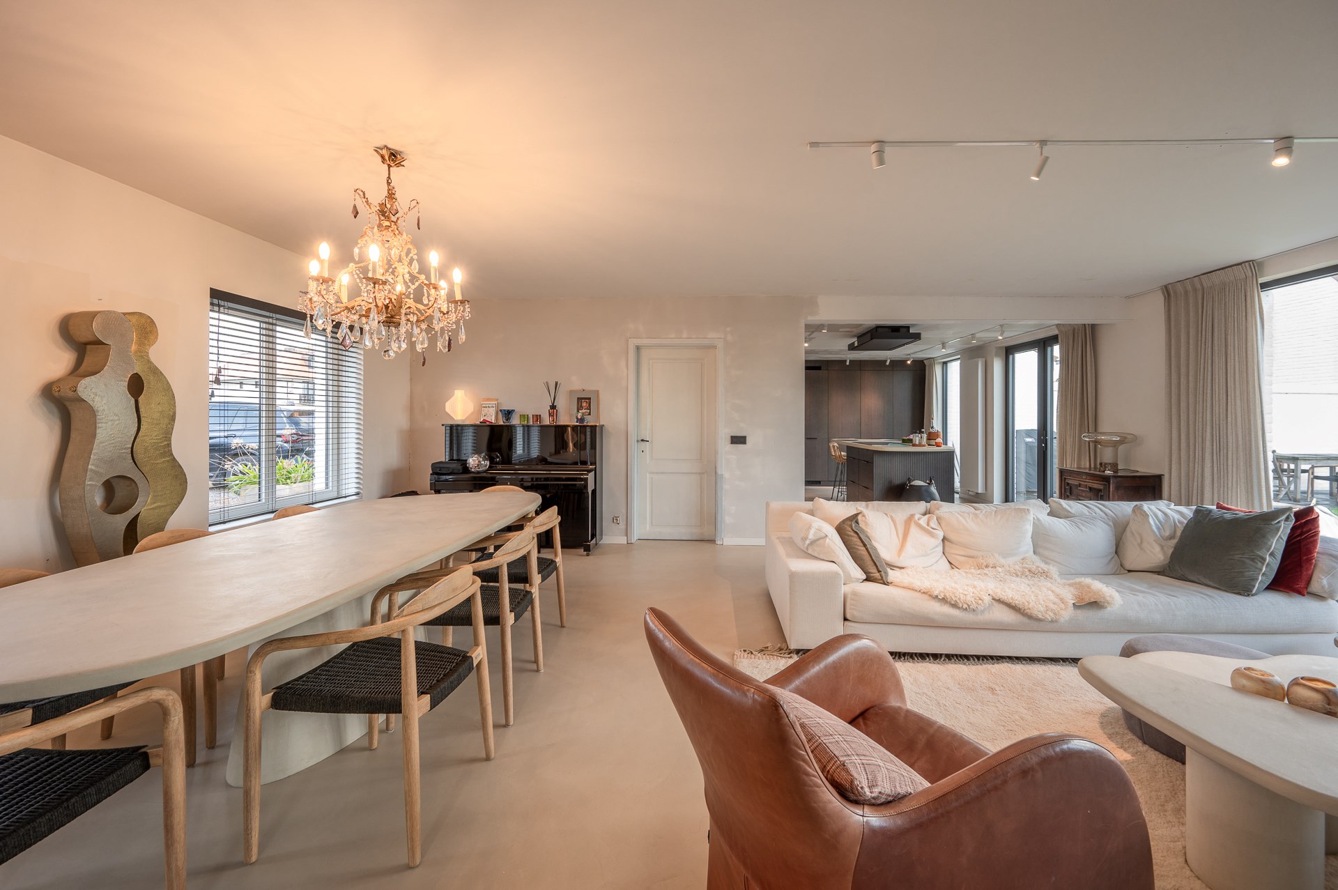 Uitzonderlijke en gerenoveerde eigendom ( 5.510 m&#178; grond ) vlakbij het centrum van Knokke-Heist en toch genietend van een uitzonderlijk open zicht over de Knokse Polders. 