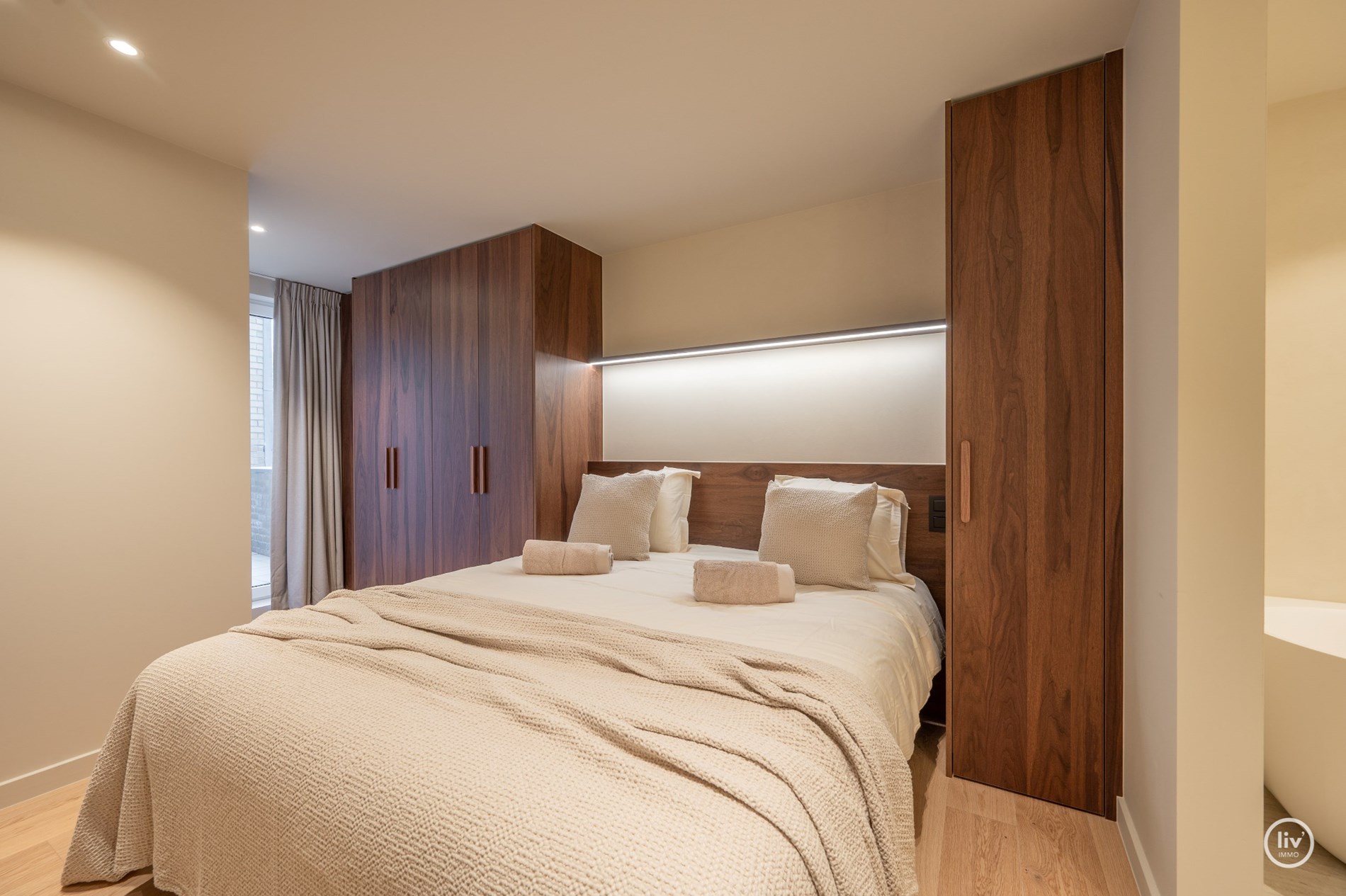 Stijlvol gerenoveerd hoekappartement  (130 m2) met royale gevelbreedte en zuidgerichte terras. 