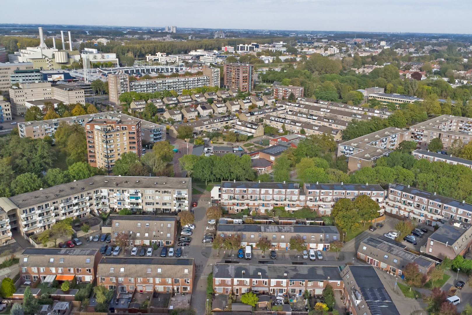 Starters opgelet! keurig 4 kamer tussenwoning met parkeerplaats voor deur, 3 slaapkamers, keurige keuken en badkamer, ruime onderhoudsvriendelijke tuin welke gelegen is op het zuidwesten. 