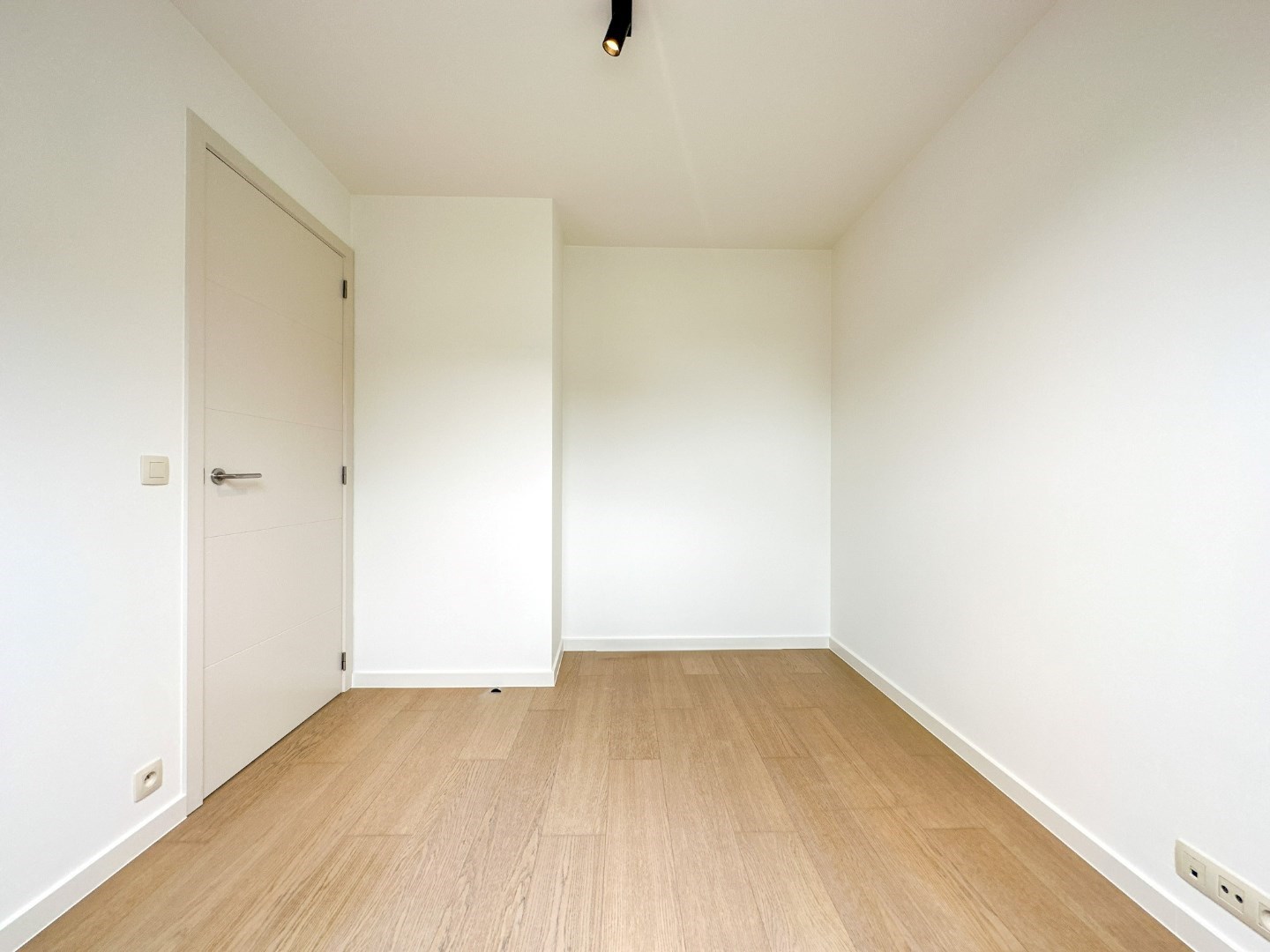 Instapklare woning met 3 slpk, tuin, autostaanplaats, rustige gelegen te Lichtervelde 
