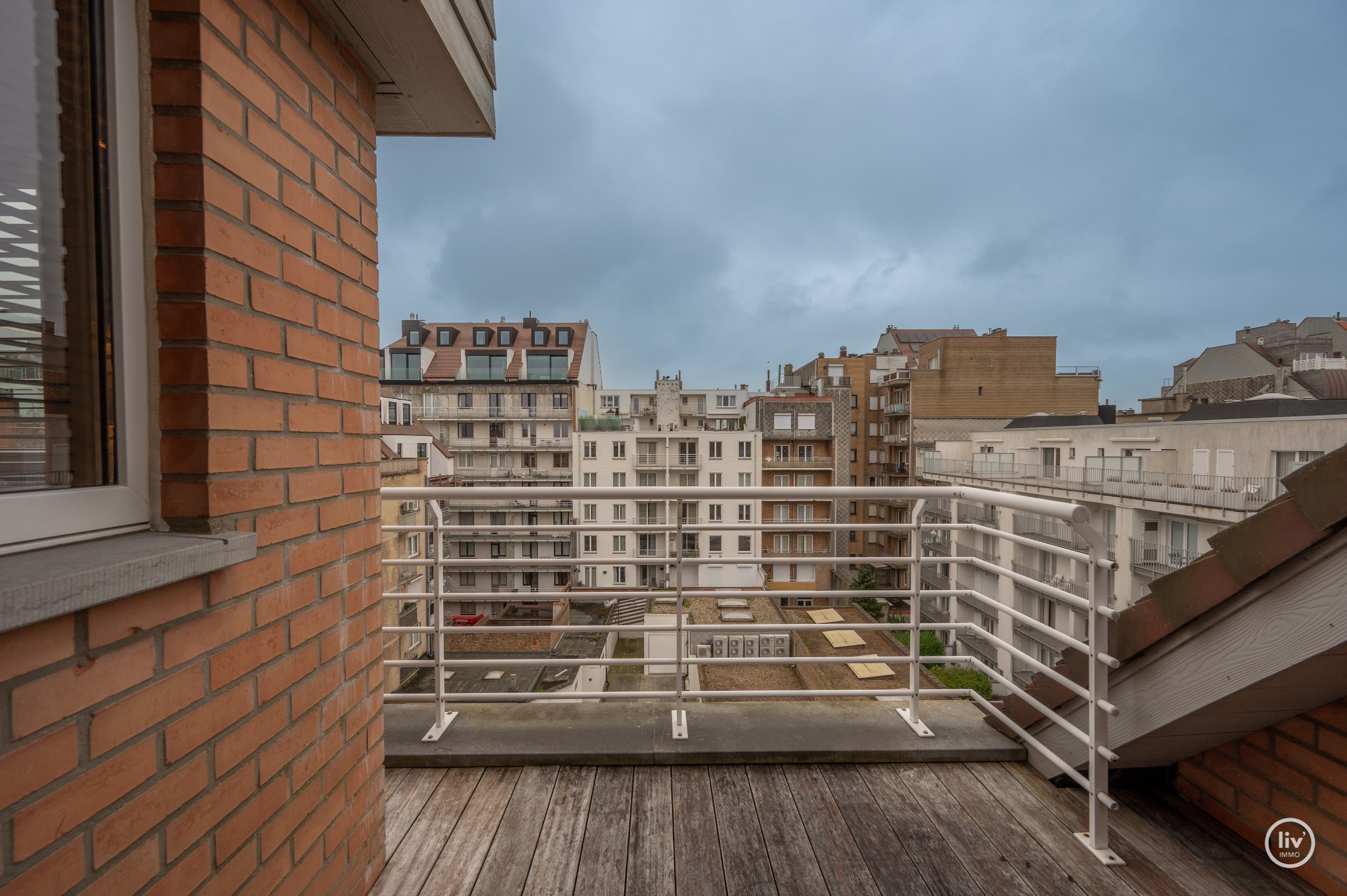 Appartement en duplex avec finitions uniques et de belles terrasses situ&#233; du c&#244;t&#233; sud de la Kustlaan, &#224; proximit&#233; du Driehoeksplein. 