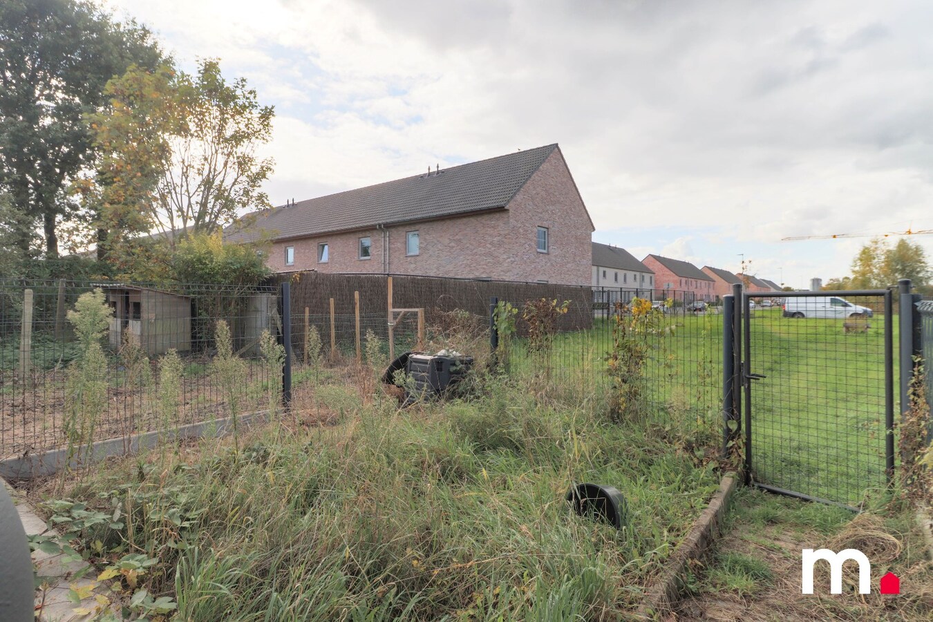 Goed gelegen en volledig instapklare woning met hele ruime tuin en uitweg achteraan ! 