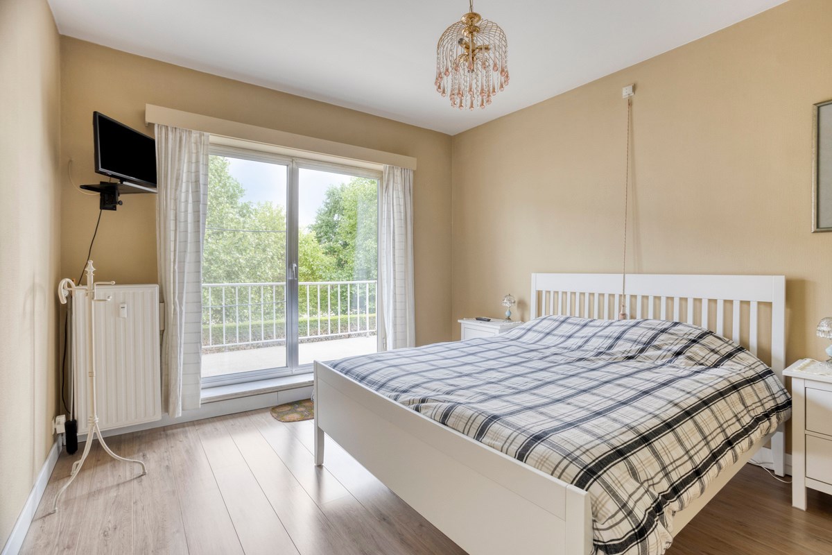 Opbrengsteigendom met 3 appartementen, garages en tuin 