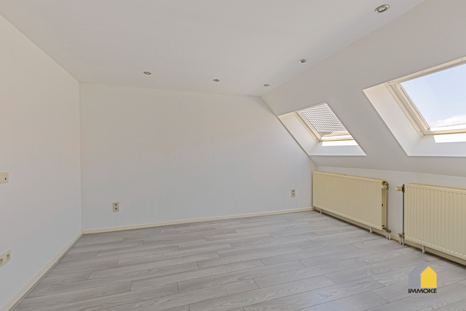 Halfvrijstaande woning met 3 slpks en grote polyvalente ruimte op perceel van 5 a 25 ca. 