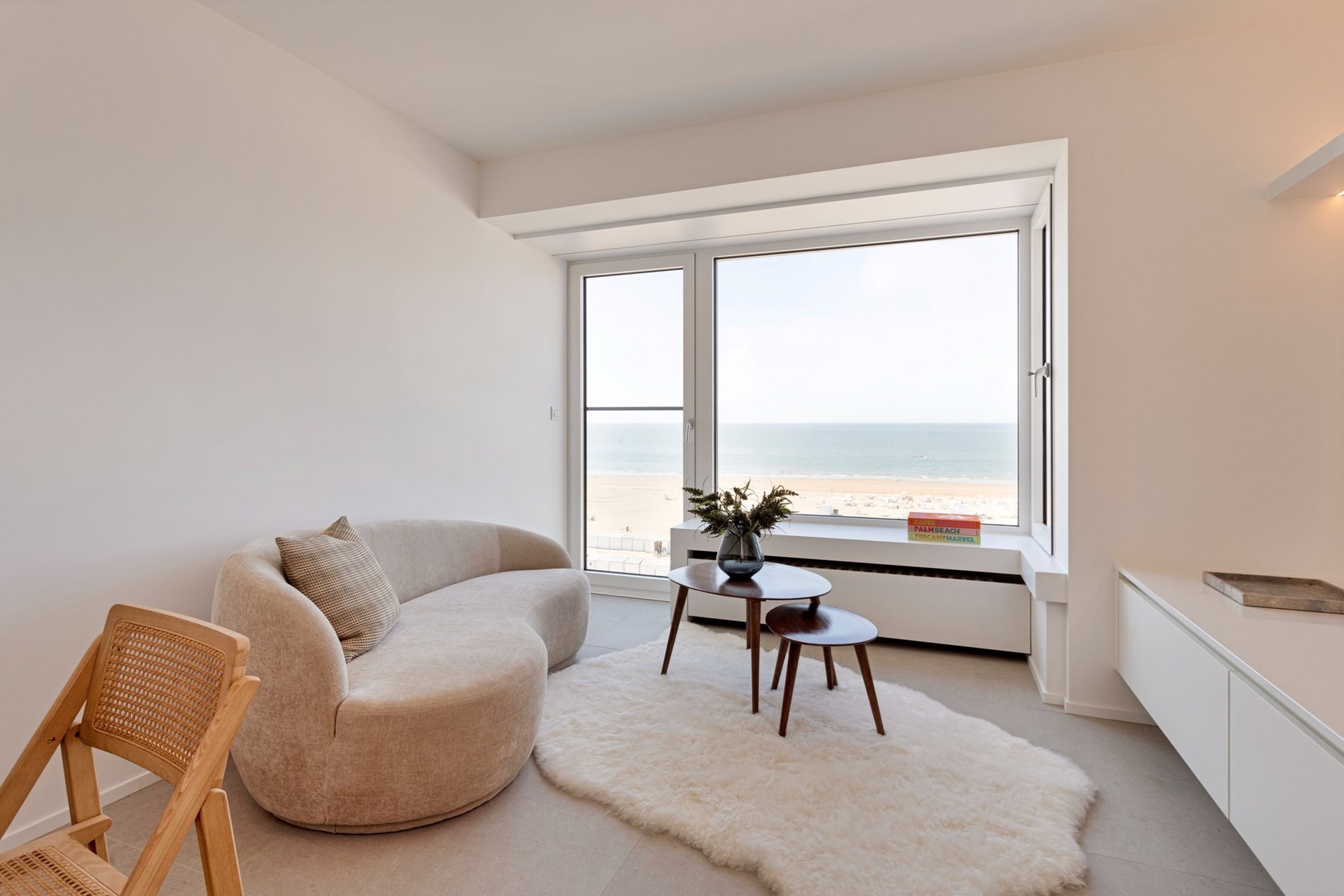 Appartement de vacances confortable et magnifiquement r&#233;nov&#233; avec vue frontale sur la mer. 