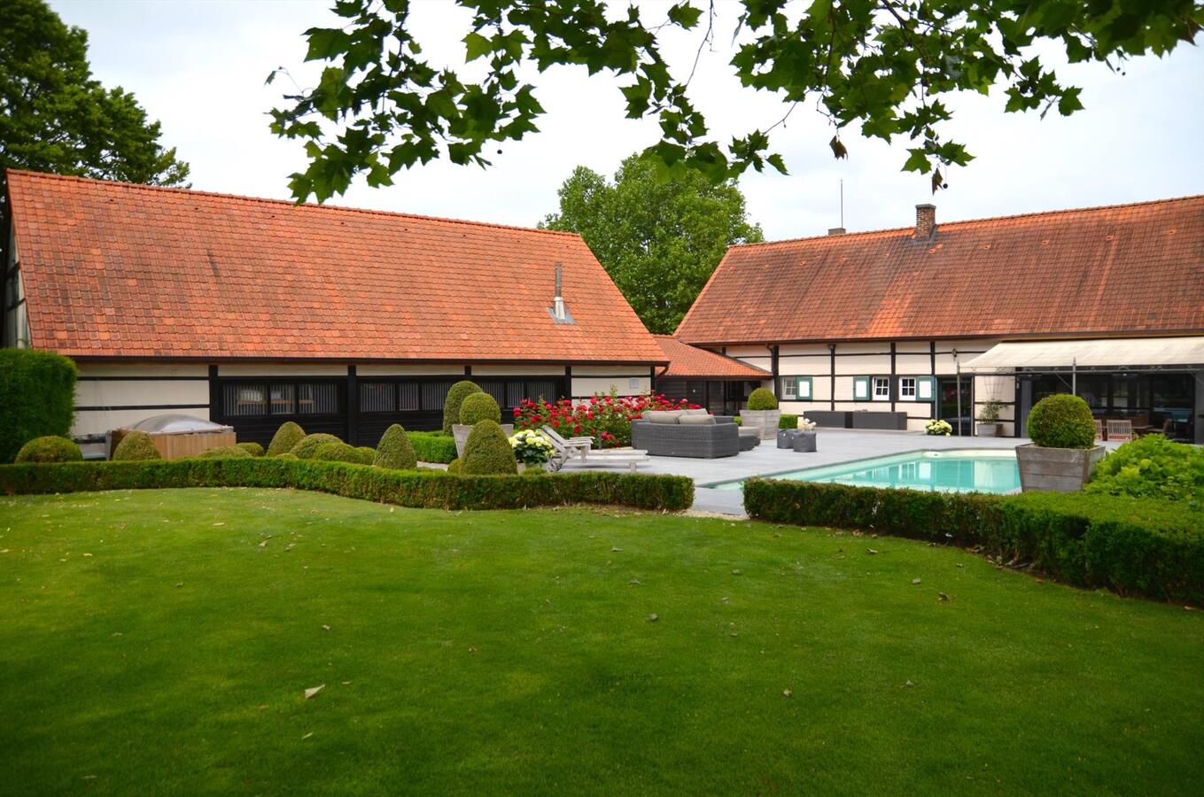 Beautiful square farm with horse accommodation, swimming pool and office space on approximately 1,15ha in Alken 