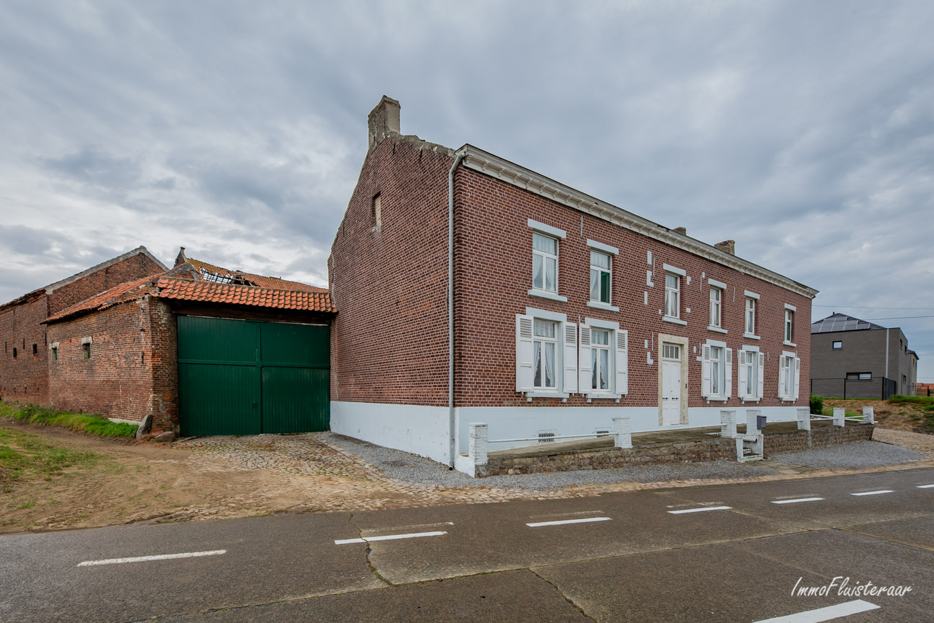 Te renoveren historische vierkantshoeve met woning, stallen, schuur en grond op ca. 30a te Tienen (Hakendover; Vlaams-Brabant) 