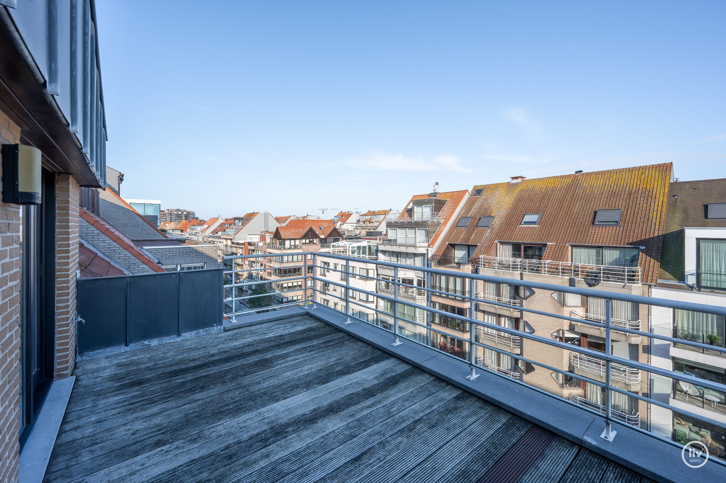 Aangename op te frissen duplex  met mooie terrassen centraal gelegen op de Leopoldlaan te Knokke. 