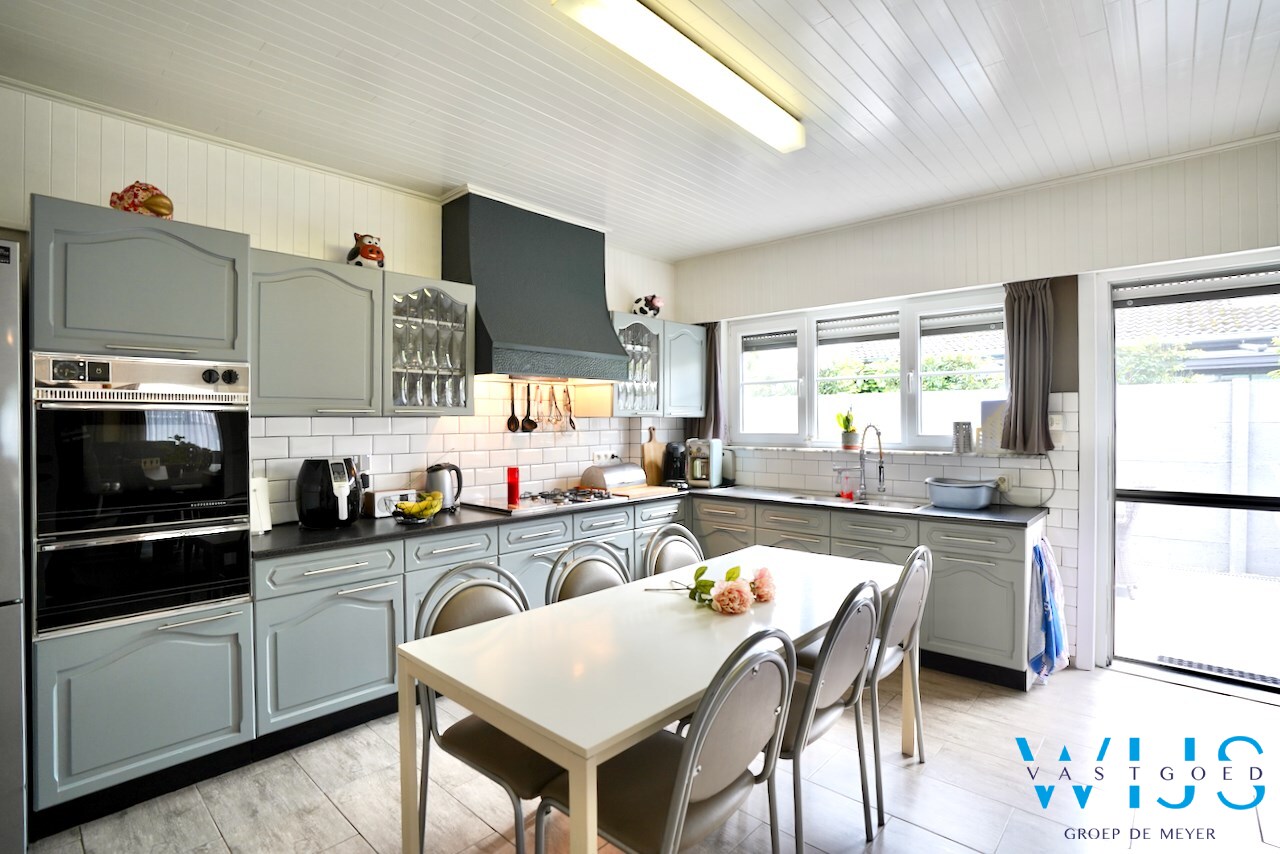 Bungalow met zwembad &amp; bijgebouw te Ertvelde ! 