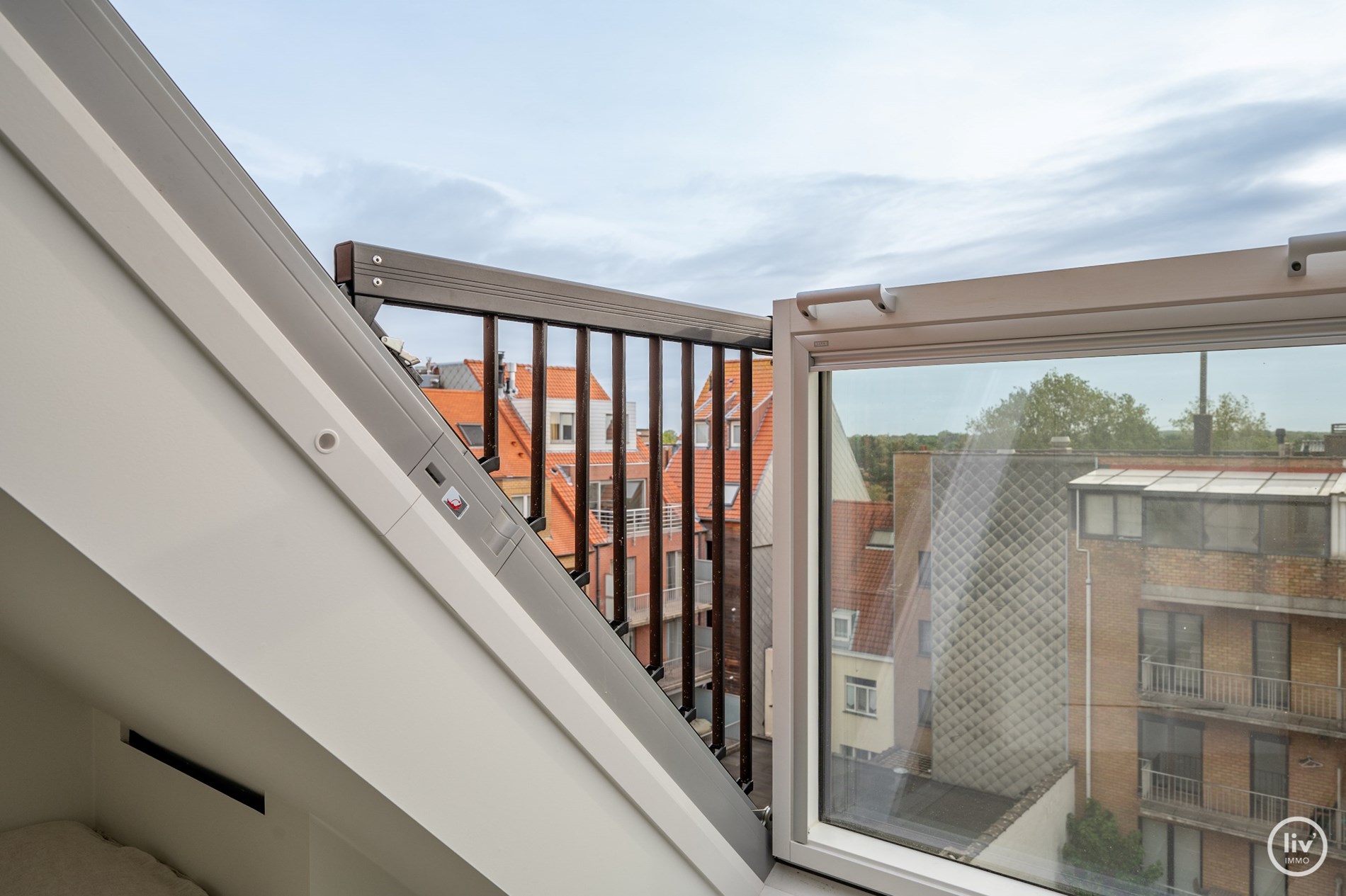 Superbe appartement en duplex magnifiquement r&#233;nov&#233; avec une spacieuse terrasse orient&#233;e vers l&#39;ouest, situ&#233; sur la Lippenslaan &#224; Knokke. 