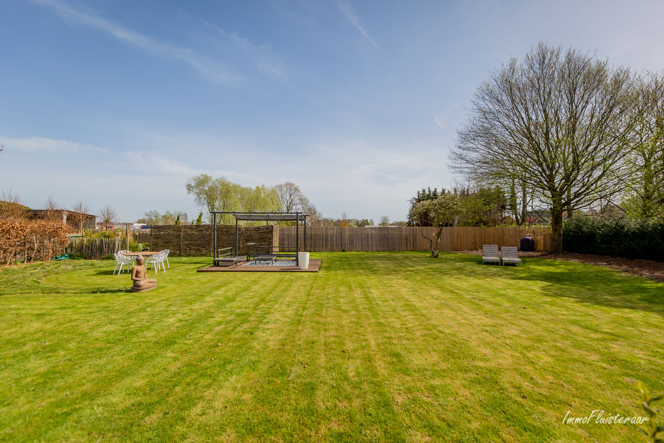 Huis te koop op 7591m&#178; inclusief weiland voor paarden. 