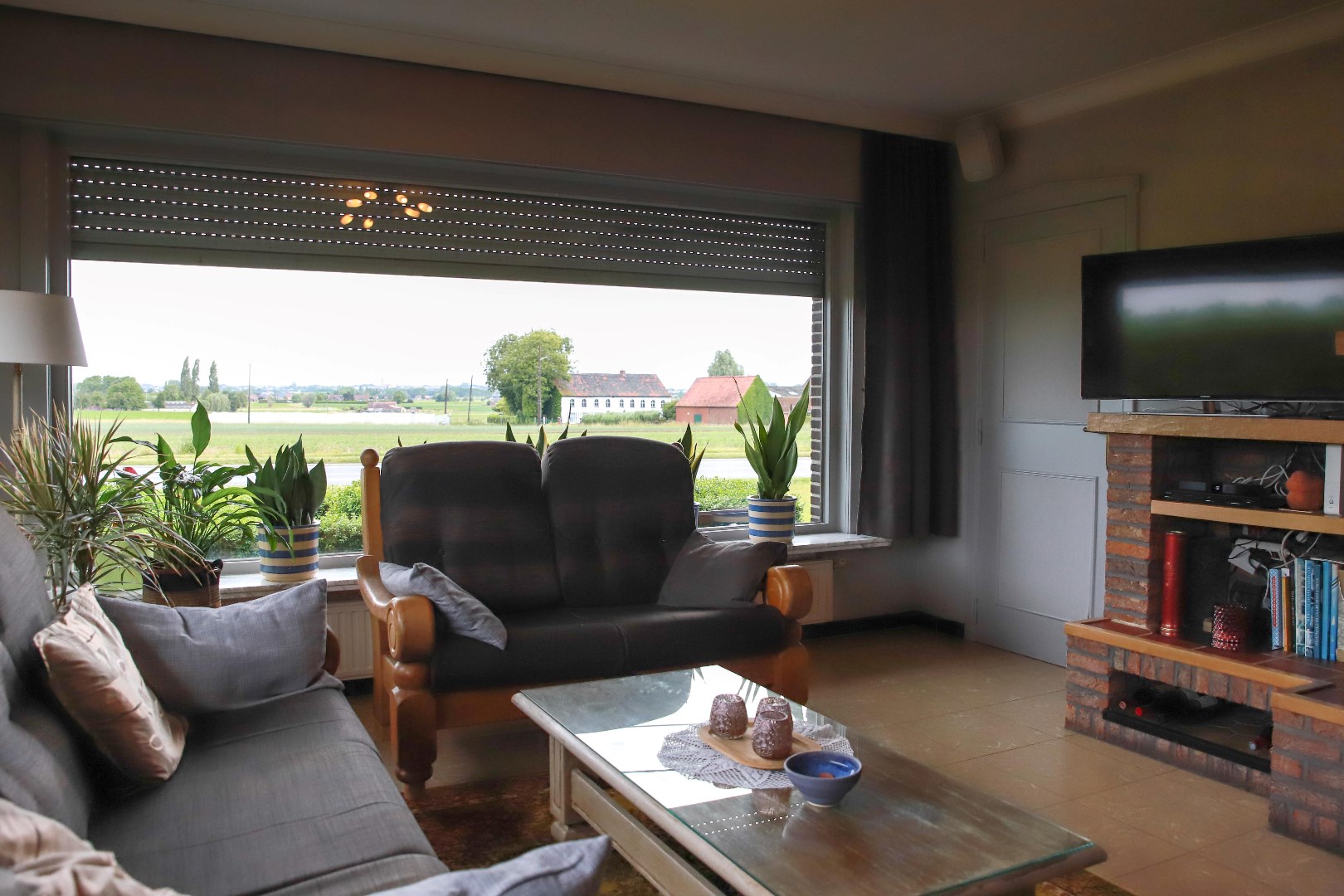 Grote alleenstaande woning met garage, werkplaats en tuin op 1.378 m&#178; 