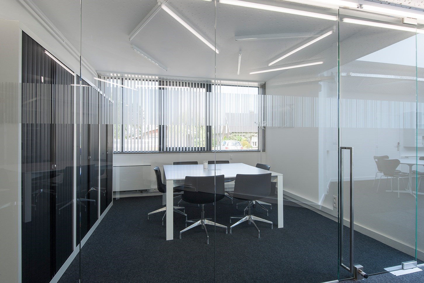 Instapklare kantoorruimte  (32 m&#178;) met parking en alle faciliteiten inclusief, Torhout. 